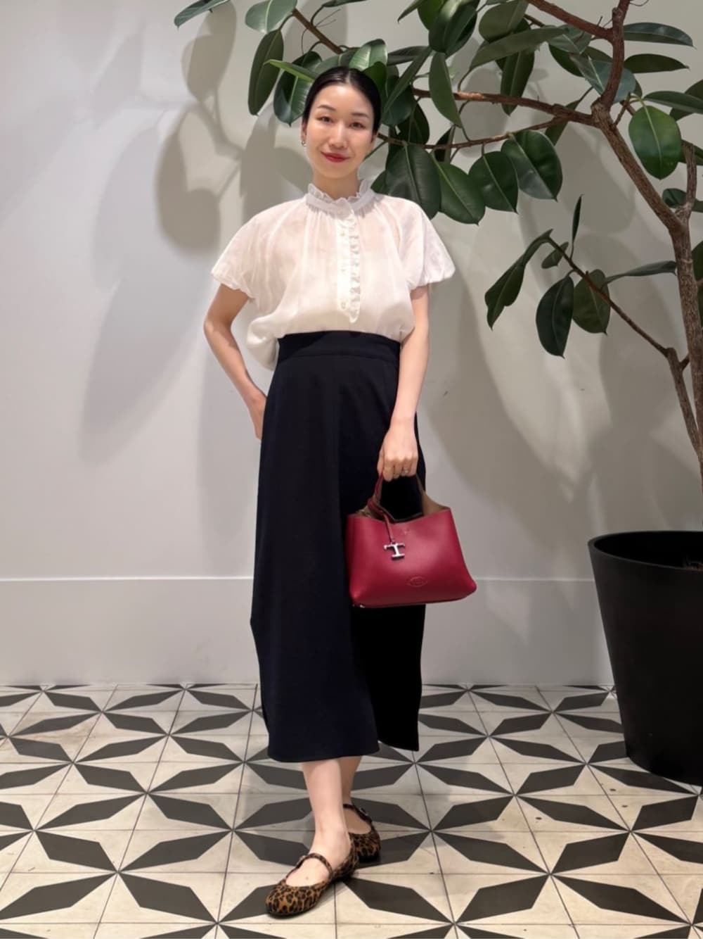 スムースラミー フリルカラーブラウスを使った人気ファッション