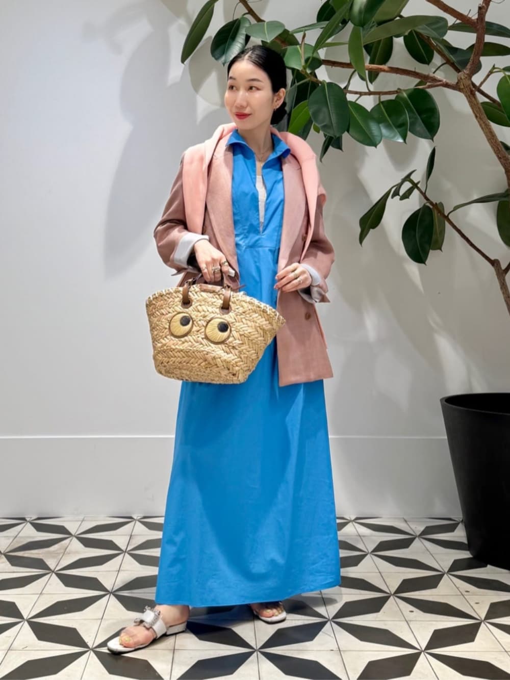 「TOMORROWLAND、トゥモローランド、MACPHEE、ballsey、BACCA、Anya Hindmarch、ブルー、ノースリーブワンピース、ワンピース、ダブルジャケット、カーディガン」｜「TOMORROWLAND のセルロースジャージー キャミソール（キャミソール、ホワイト系）」を使った、Nito_TOMORROWLANDさん（レディース・158cm）の春コーディネートの1枚目の写真