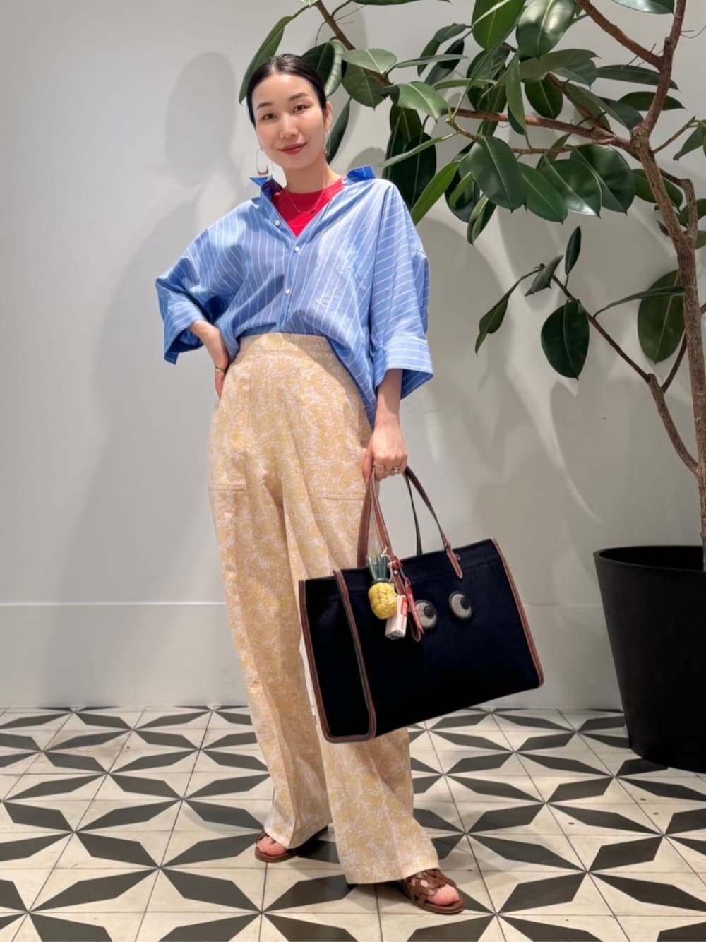 「TOMORROWLAND、トゥモローランド、BACCA、MACPHEE、Anya Hindmarch、Gianvito Rossi、レッド、シアートップス、ドルマンシャツ、ジャカードパンツ、大人カジュアル」｜「BACCAのテンセルシルク ベーシックTシャツ（Tシャツ/カットソー、レッド系）」を使った、Nito_TOMORROWLANDさん（レディース・158cm）の春コーディネートの1枚目の写真