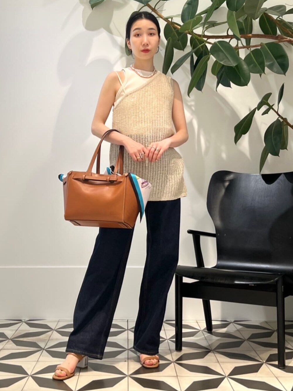 「TOMORROWLAND、トゥモローランド、BACCA、MACPHEE、ballsey、manipuri、Anya Hindmarch、DI GAIA、ELIOU、METIER、ワンショルダー、ワンショルダーニット、ラメニット、デニム、大人カジュアル」｜「TOMORROWLAND のコットンジャージー キャミソール（キャミソール、ホワイト系）」を使った、Nito_TOMORROWLANDさん（レディース・158cm）の夏コーディネートの1枚目の写真