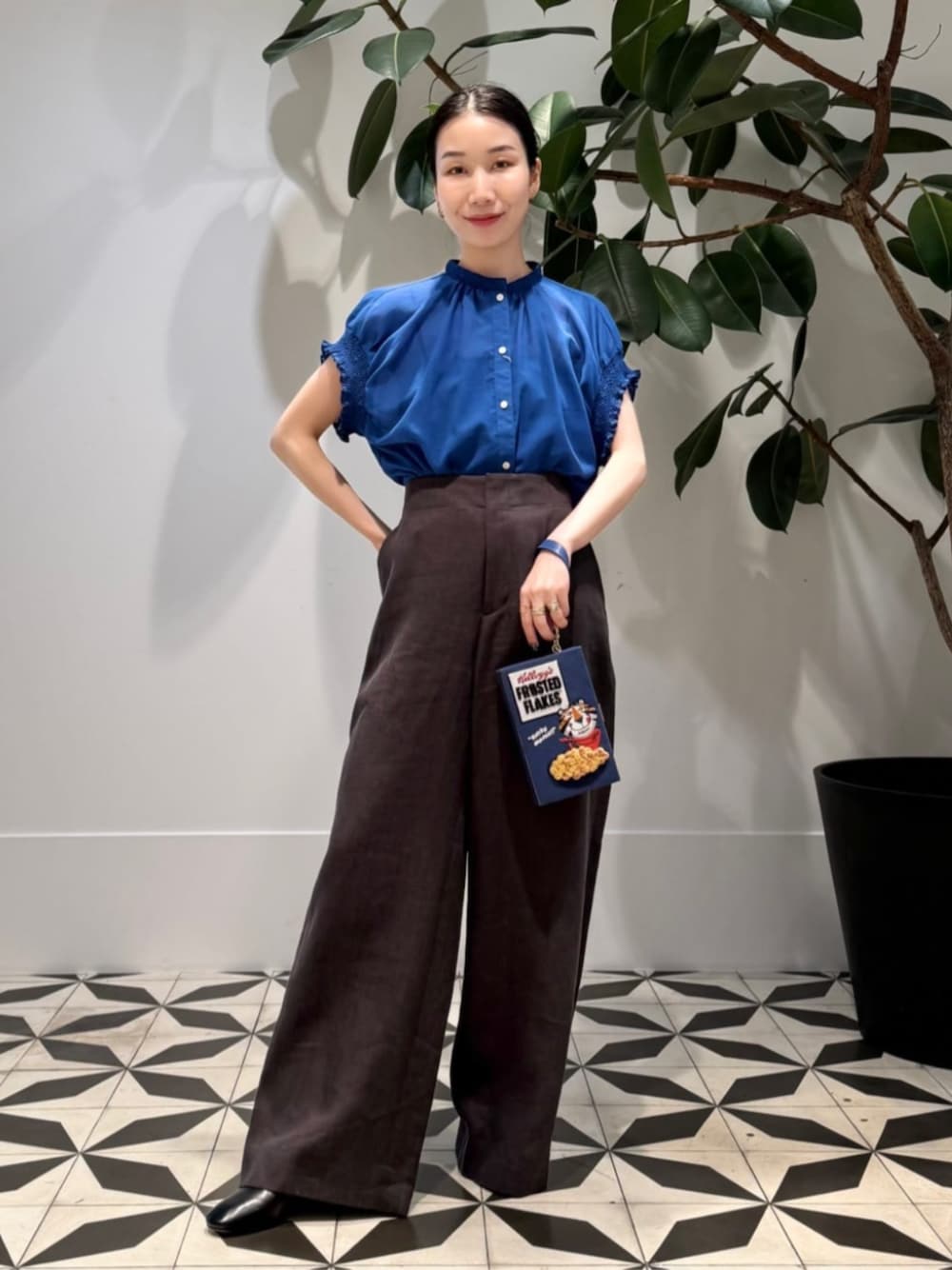 「TOMORROWLAND、トゥモローランド、TOMORROWLAND .B、ballsey、BACCA、aeyde、Anya Hindmarch、ブルー、ブラウス、ワイドパンツ、大人カジュアル」｜「TOMORROWLAND のAeyde MILA ミュールサンダル（サンダル、ブラック系）」を使った、Nito_TOMORROWLANDさん（レディース・158cm）の夏コーディネートの1枚目の写真