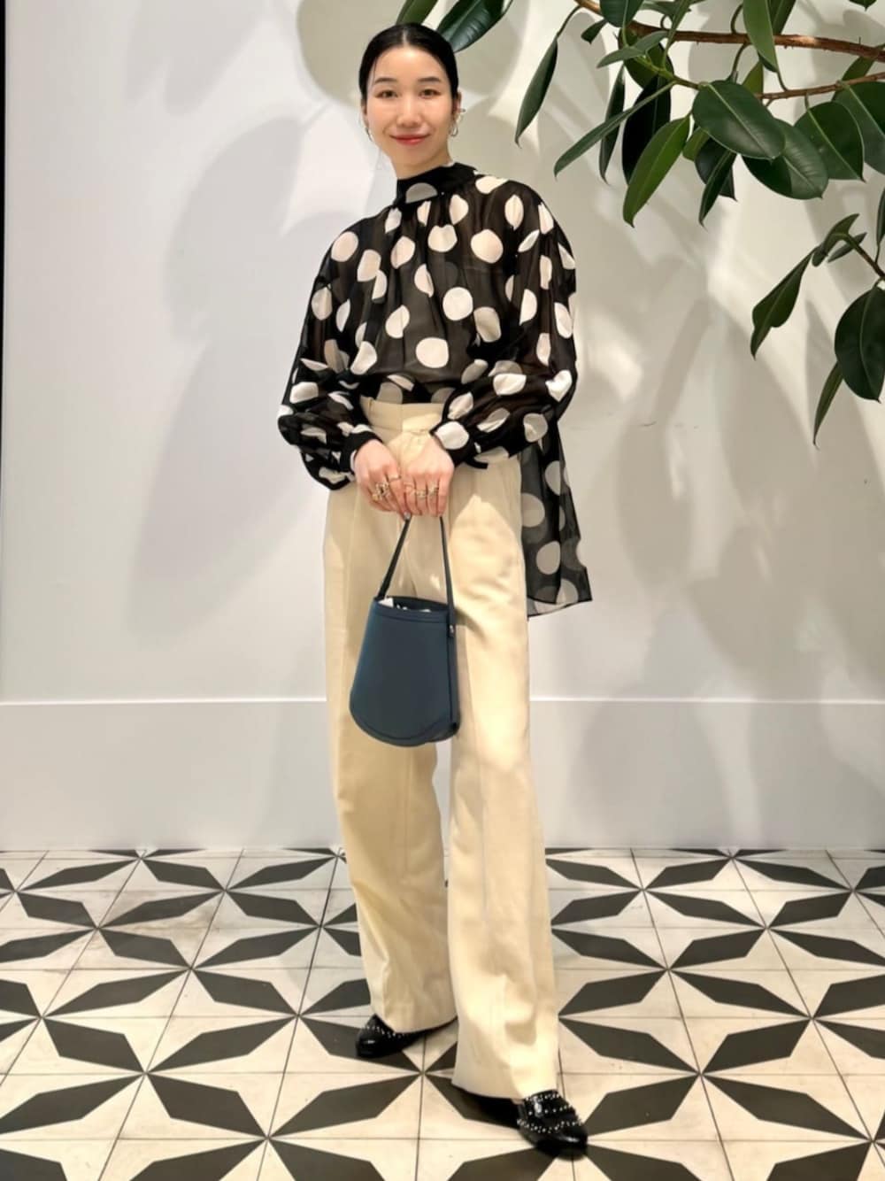 「TOMORROWLAND、トゥモローランド、TOMORROWLAND collection、ballsey、MACPHEE、NEBULONIE、オーガンジー、シア―ブラウス、ドット、ワイドパンツ、savette」｜「TOMORROWLAND のコットンジャージー キャミソール（キャミソール、ホワイト系）」を使った、Nito_TOMORROWLANDさん（レディース・158cm）の夏コーディネートの1枚目の写真