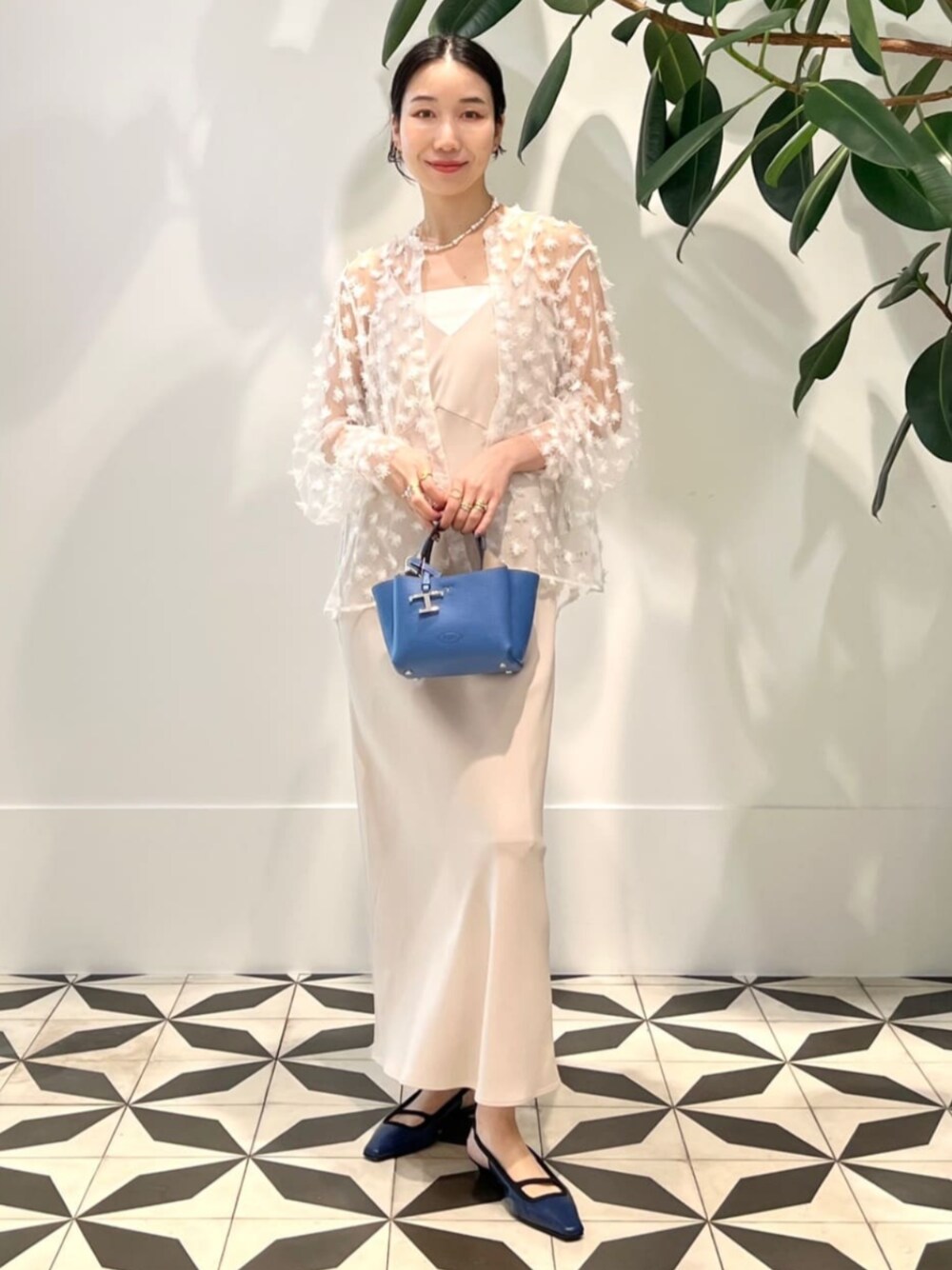 「TOMORROWLAND、トゥモローランド、MACPHEE、BACCA、ballsey、ELIOU、キャミワンピ、NEOUS、TOD'S、シア―ブラウス、エンブロイダリー、ワントーンコーデ」｜「TOMORROWLAND のコットンジャージー キャミソール（キャミソール、ホワイト系）」を使った、Nito_TOMORROWLANDさん（レディース・158cm）の夏コーディネートの1枚目の写真