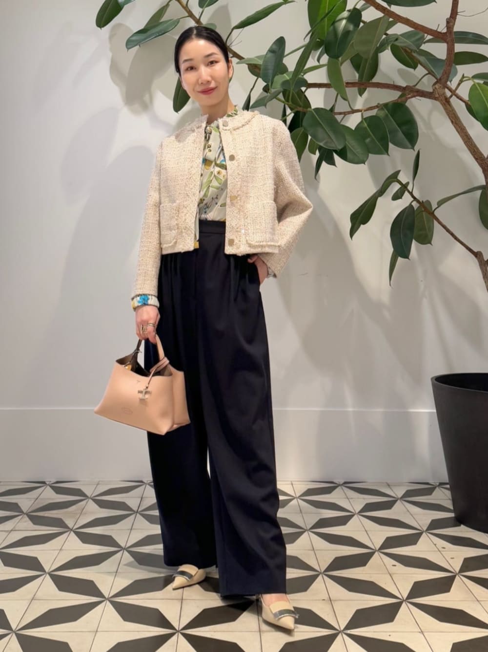 「TOMORROWLAND、TOMORROWLAND collection、トゥモローランド、BACCA、ballsey、TOD'S、sergio rossi、ツイードジャケット、フラワープリント、柄ブラウス、ワイドパンツ、タックパンツ」｜「BALLSEYのカラースパングルツイード ノーカラージャケット（ノーカラージャケット、ベージュ系）」を使った、Nito_TOMORROWLANDさん（レディース・158cm）の冬コーディネートの1枚目の写真