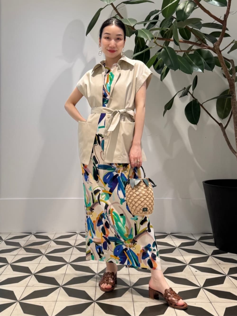 「TOMORROWLAND、トゥモローランド、TOMORROWLAND collection、ballsey、BAR JEWELLERY、Anya Hindmarch、Gianvito Rossi、柄ワンピース、ジレ、レイヤードスタイル、大人カジュアル」｜「TOMORROWLAND のセルロースジャージー キャミソール（キャミソール、ホワイト系）」を使った、Nito_TOMORROWLANDさん（レディース・158cm）の春コーディネートの1枚目の写真