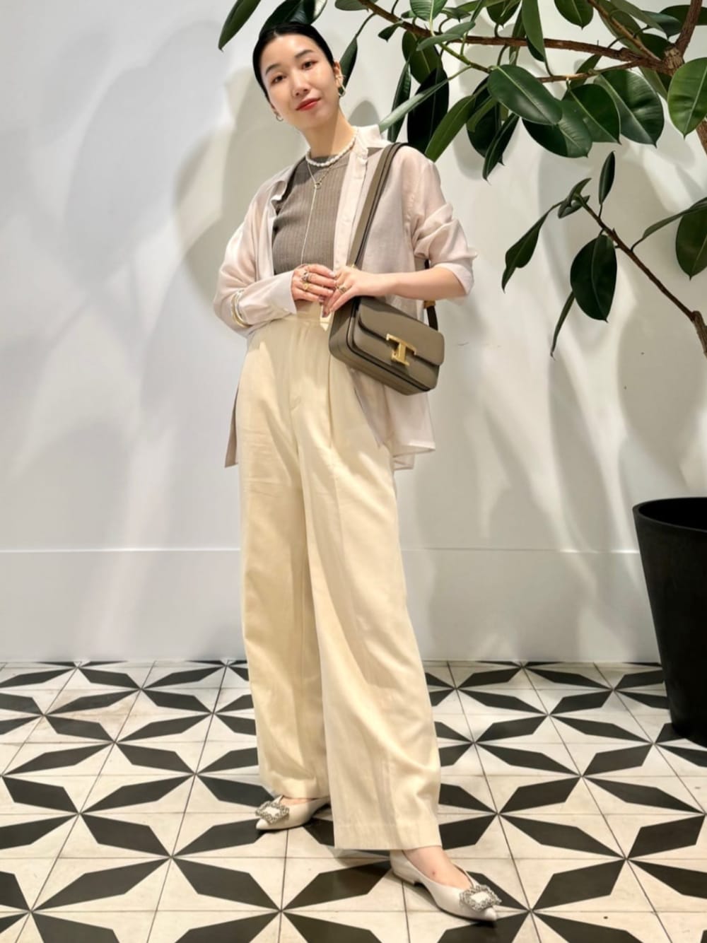 「TOMORROWLAND、トゥモローランド、TOMORROWLAND collection、ballsey、MACPHEE、pippichic、Rieuk、TOD'S、オーガンジー、シアーシャツ、ワントーンコーデ、アメリカンスリーブ、ビジューパンプス」｜「MACPHEEのコットンアセテートツイル タックフレアパンツ（スラックス、イエロー系）」を使った、Nito_TOMORROWLANDさん（レディース・158cm）の夏コーディネートの1枚目の写真