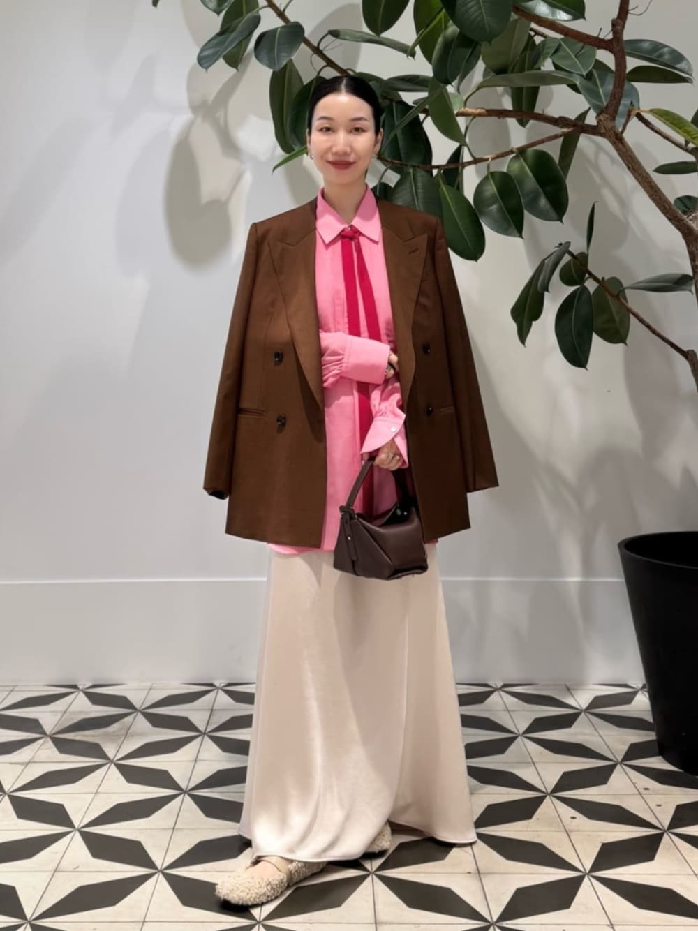 ホワイト系のキャミソール、ピンク系のシャツ/ブラウス、イエロー系のその他アウターを着用したレディースの秋コーディネートの1枚目の写真