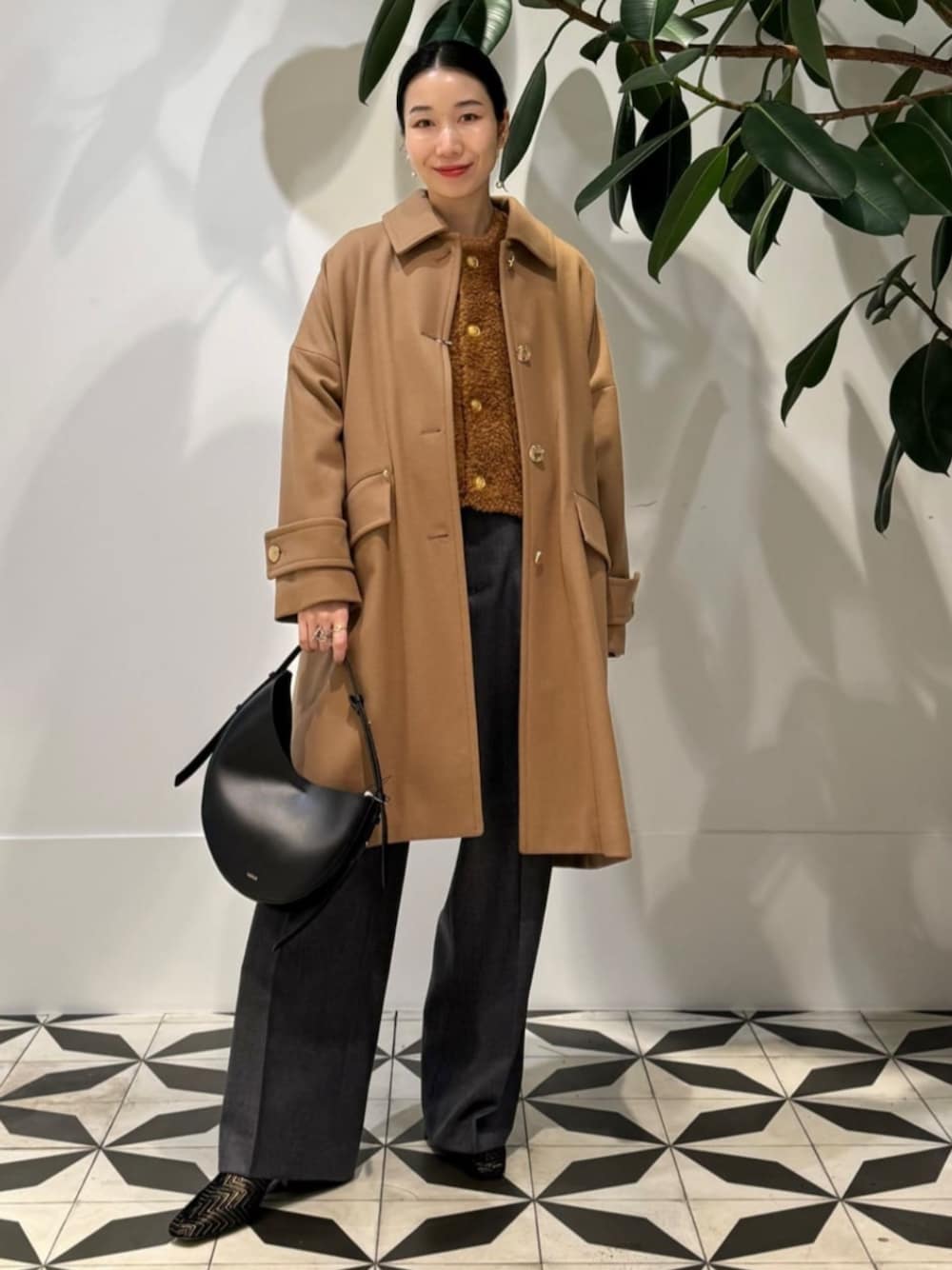 「TOMORROWLAND、トゥモローランド、MACKINTOSH、HUMBIE、別注、MACPHEE、NEBULONIE、soeur、ステンカラーコート、ムートンニット、金ボタン、タックパンツ」｜「soeurのSoeur WINO ショルダーバッグ（ショルダーバッグ、ブラック系）」を使った、Nito_TOMORROWLANDさん（レディース・158cm）の秋コーディネートの1枚目の写真