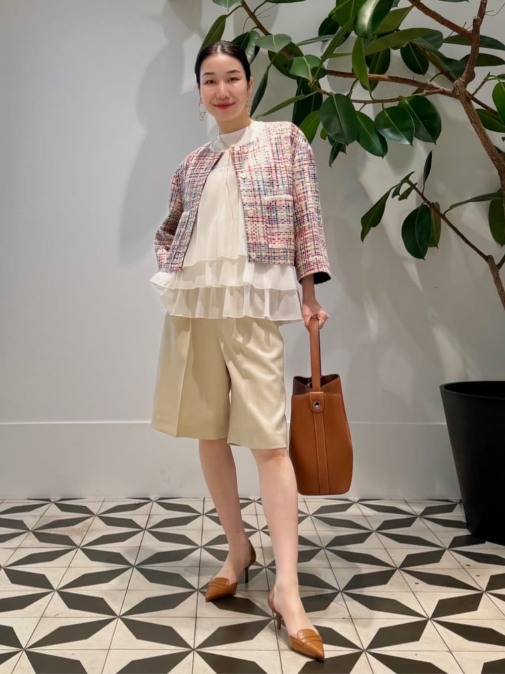 「TOMORROWLAND、トゥモローランド、ballsey、MACPHEE、BAR JEWELLERY、ティアード、ティアードブラウス、ツイードジャケット、ハーフパンツ、FRANCESCO RUSSO、MICHINO PARIS、大人カジュアル」｜「TOMORROWLAND のコットンジャージー キャミソール（キャミソール、ホワイト系）」を使った、Nito_TOMORROWLANDさん（レディース・158cm）の春コーディネートの1枚目の写真