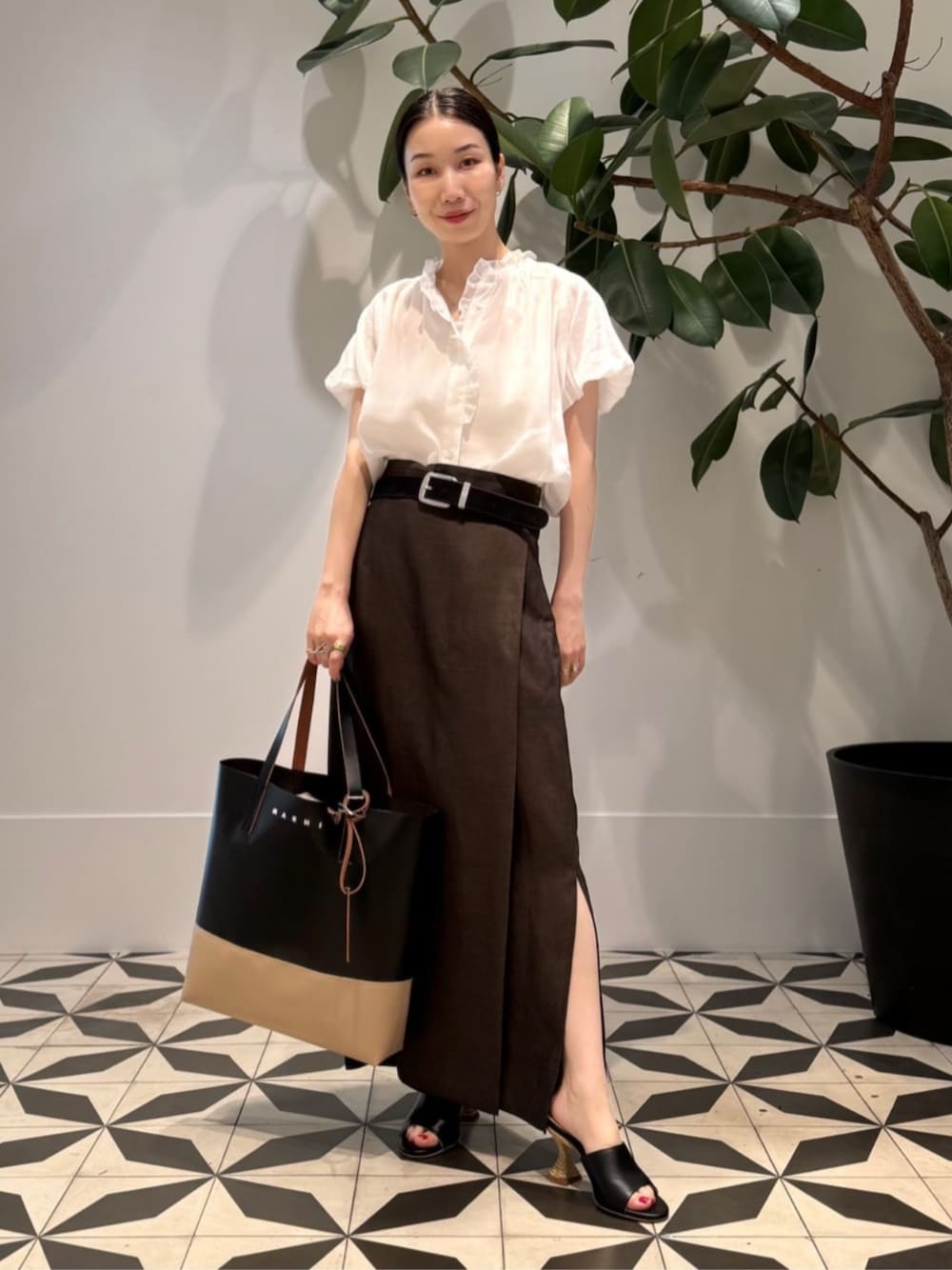 「TOMORROWLAND、トゥモローランド、PALOMA BARCELO、ATELIER AMBOISE、MARNI、フリルブラウス、ブラウス、ラミースカート、マキシスカート、ブラウン、大人カジュアル」｜「TOMORROWLAND のコットンジャージー キャミソール（キャミソール、ホワイト系）」を使った、Nito_TOMORROWLANDさん（レディース・158cm）の夏コーディネートの1枚目の写真