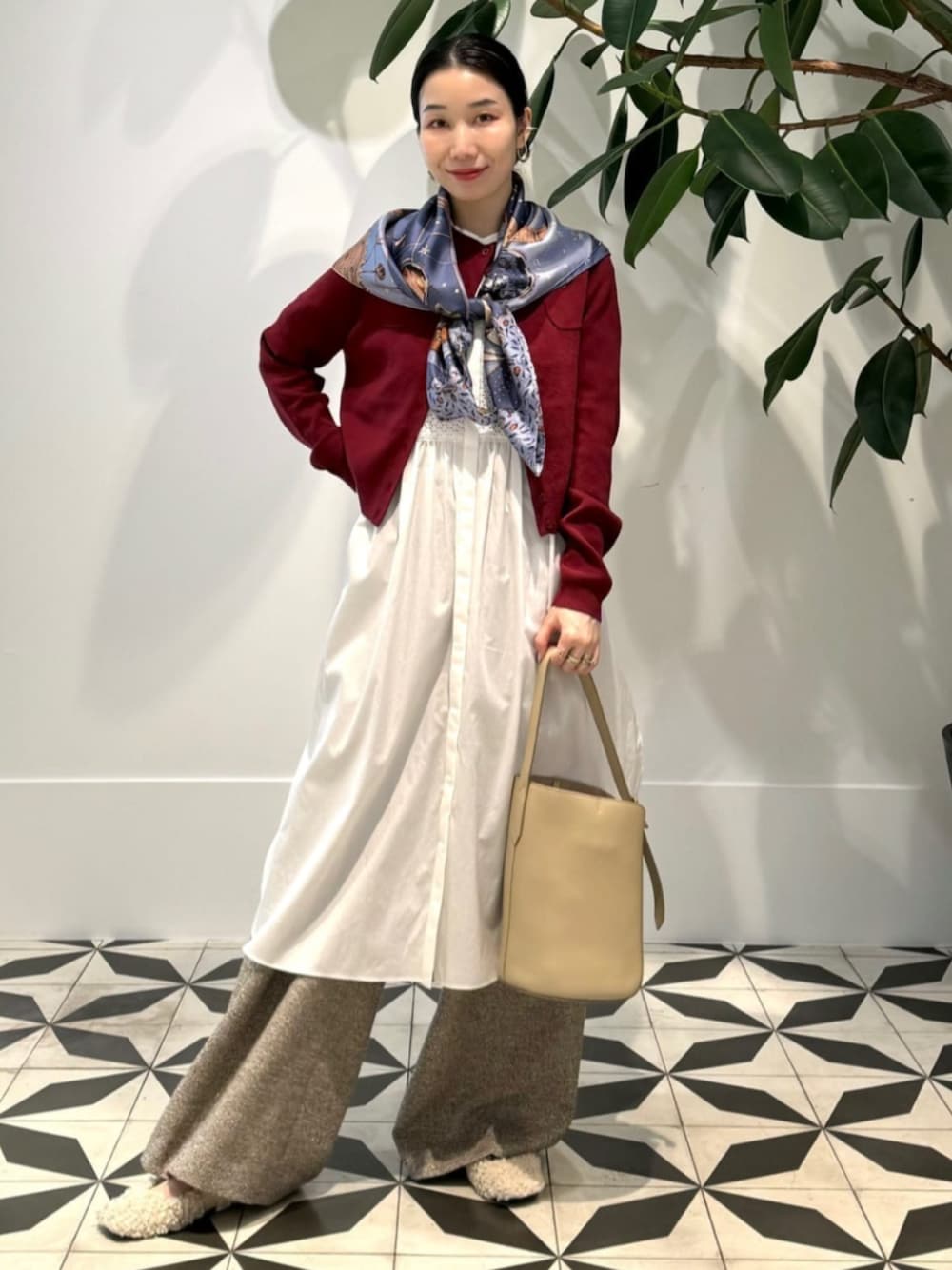 「TOMORROWLAND、トゥモローランド、caban、TOMORROWLAND collection、ballsey、manipuri、J&M DAVIDSON、カーディガン、定番、シャツワンピ、ワンピース、ワイドパンツ、オトナカジュアル」｜「cabanのCABaN コットンカシミヤ クルーネックカーディガン（カーディガン/ボレロ、レッド系）」を使った、Nito_TOMORROWLANDさん（レディース・158cm）の夏コーディネートの1枚目の写真