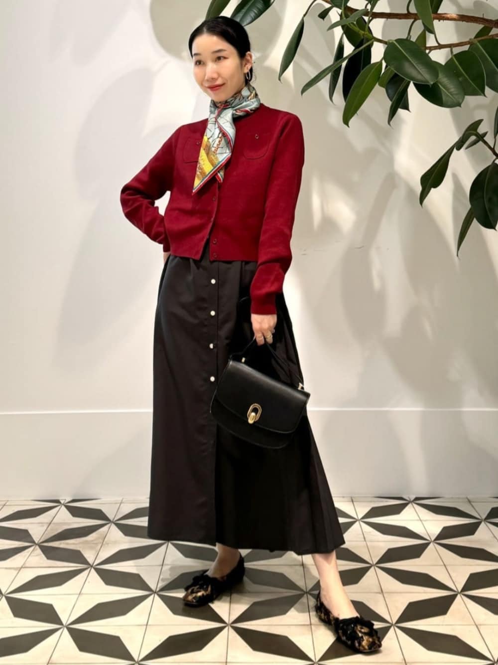 「caban、ballsey、pippichic、manipuri、カーディガン、定番、シャツワンピ、大人カジュアル、スカーフアレンジ」｜「TOMORROWLAND のコットンジャージー キャミソール（キャミソール、ホワイト系）」を使った、Nito_TOMORROWLANDさん（レディース・158cm）の夏コーディネートの1枚目の写真