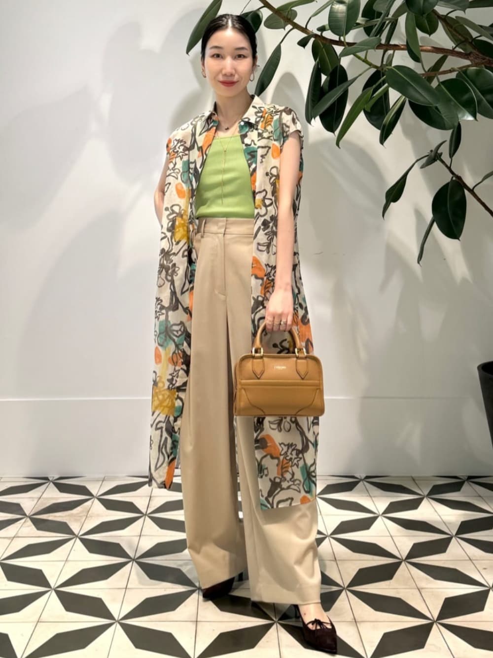 「TOMORROWLAND、トゥモローランド、ballsey、TOMORROWLAND collection、J&M DAVIDSON、Charlotte Chesnais、NEBULONIE、シャツワンピ、柄ワンピース、フラワープリント、タックパンツ、グリーン」｜「TOMORROWLAND のコットンジャージー キャミソール（キャミソール、ホワイト系）」を使った、Nito_TOMORROWLANDさん（レディース・158cm）の夏コーディネートの1枚目の写真