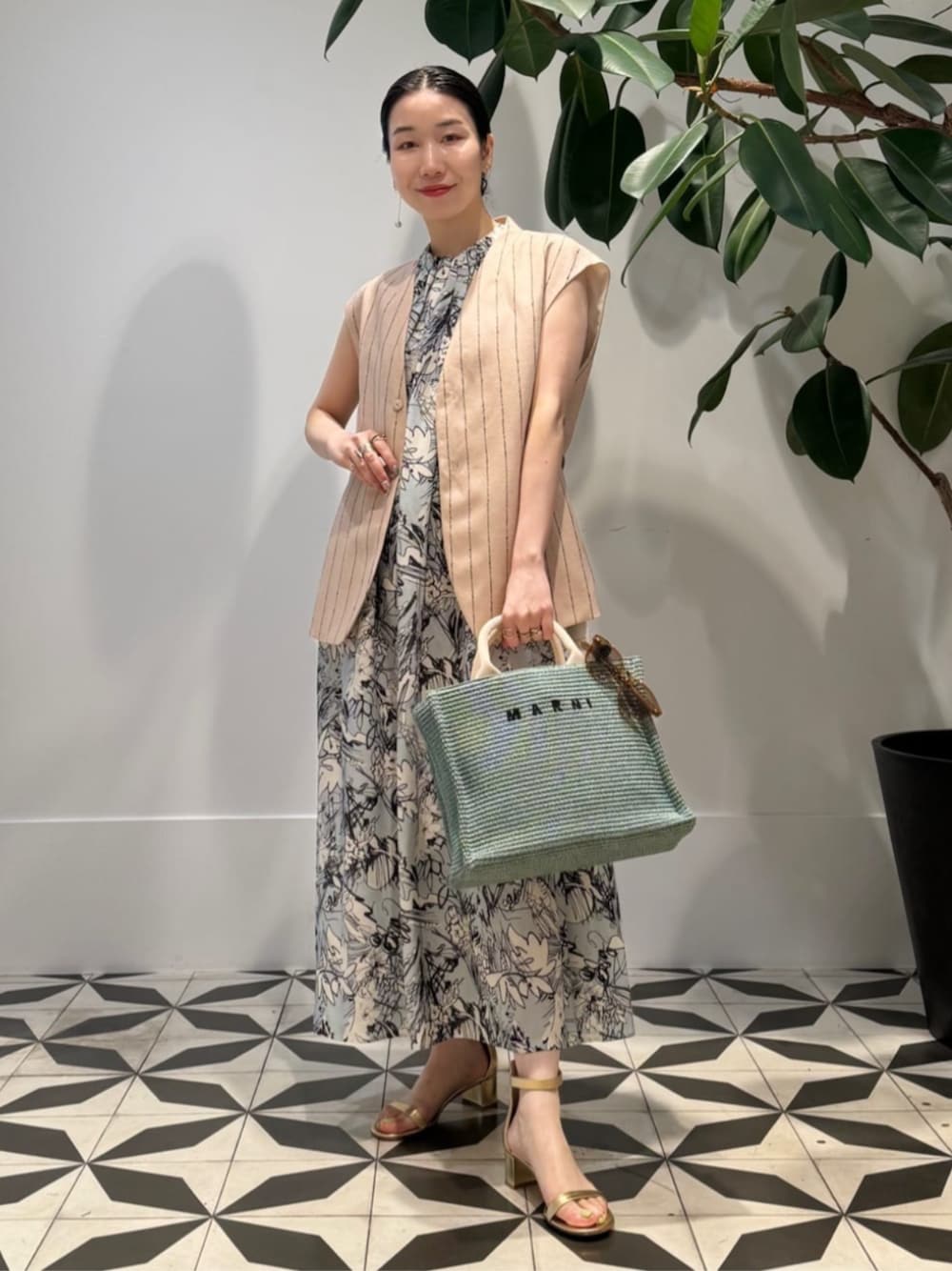 「TOMORROWLAND、TOMORROWLAND collection、トゥモローランド、MACPHEE、ballsey、EYEVAN、MARNI、ジレ、ノースリーブワンピース、柄ワンピース、大人カジュアル」｜「TOMORROWLAND のコットンジャージー キャミソール（キャミソール、ホワイト系）」を使った、Nito_TOMORROWLANDさん（レディース・158cm）の夏コーディネートの1枚目の写真