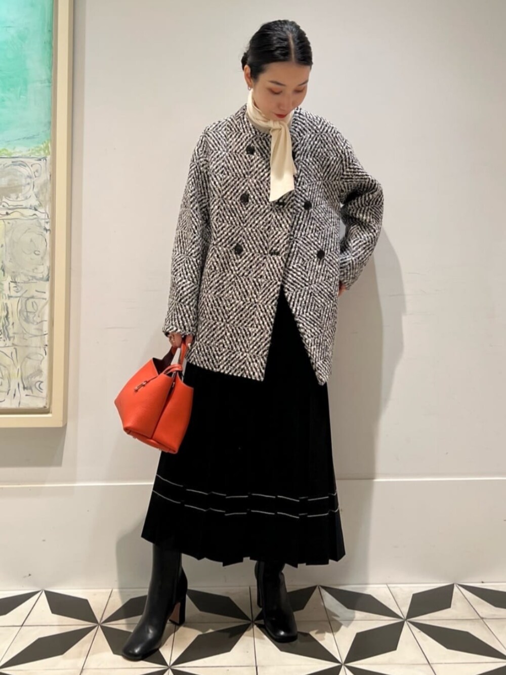 「TOMORROWLAND、トゥモローランド、TOMORROWLAND .B、TOMORROWLAND collection、ballsey、pellico、ツイードコート、ショートコート、プリーツスカート、ボウタイニット、TOD'S、モノトーン」｜「TOMORROWLAND のカラーネップツイード バレルコート（ノーカラーコート、グレー系）」を使った、Nito_TOMORROWLANDさん（レディース・158cm）の秋コーディネートの1枚目の写真