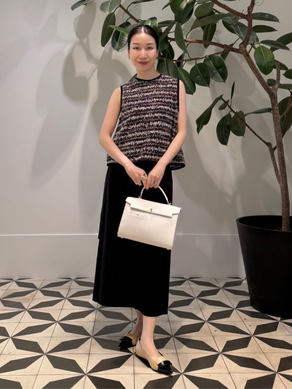 「TOMORROWLAND、トゥモローランド、TOMORROWLAND collection、ballsey、BACCA、Anya Hindmarch、sergio rossi、フロンタブル、エプロンスカート、大人カジュアル」｜「TOMORROWLAND のコットンジャージー キャミソール（キャミソール、ブラック系）」を使った、Nito_TOMORROWLANDさん（レディース・158cm）の夏コーディネートの1枚目の写真