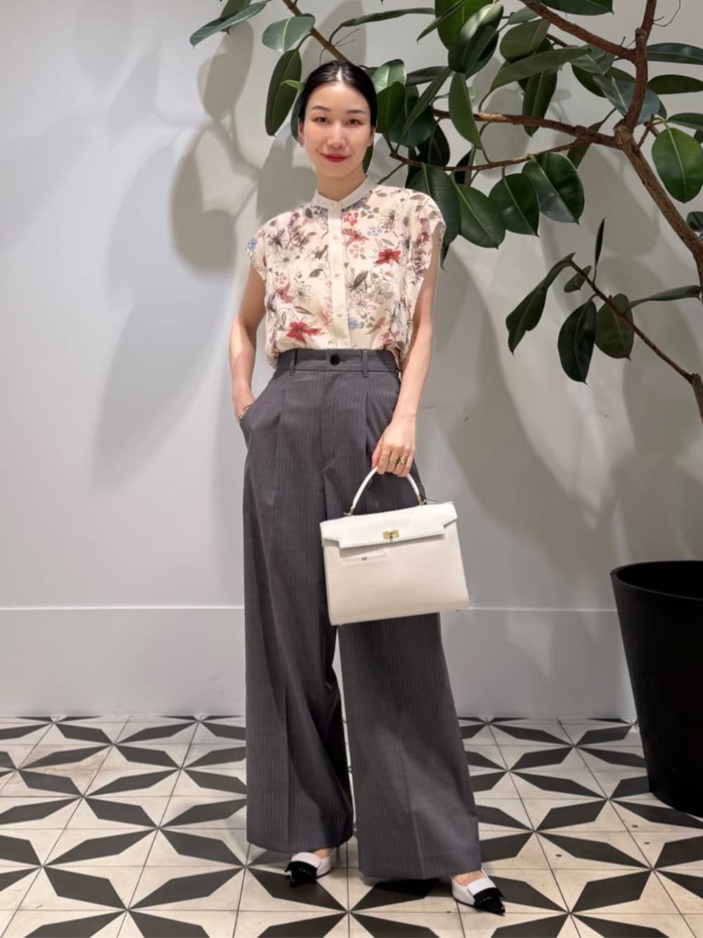 「TOMORROWLAND、トゥモローランド、TOMORROWLAND collection、ballsey、MACPHEE、Anya Hindmarch、sergio rossi、ERDEM、柄ブラウス、タックパンツ、ストライプパンツ」｜「TOMORROWLAND のコットンジャージー キャミソール（キャミソール、ホワイト系）」を使った、Nito_TOMORROWLANDさん（レディース・158cm）の夏コーディネートの1枚目の写真