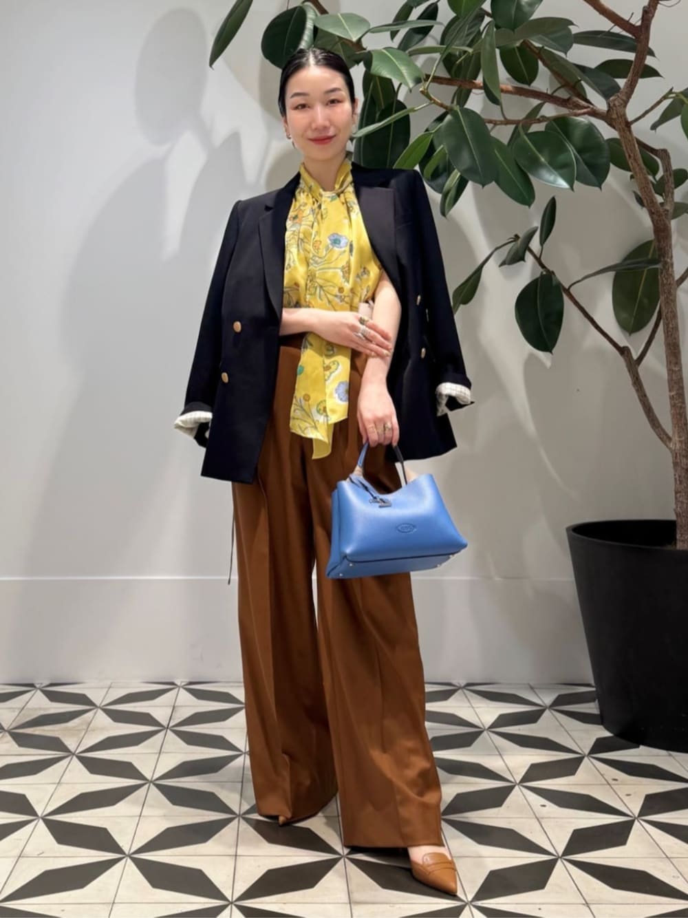 「TOMORROWLAND、TOMORROWLAND .B、トゥモローランド、MACPHEE、ballsey、TOD'S、FRANCESCO RUSSO、manipuri、別注、フラワープリント、ノースリーブブラウス、イエロー、ボウタイブラウス、ネイビージャケット、ブレザー」｜「TOMORROWLAND のコットンジャージー キャミソール（キャミソール、ホワイト系）」を使った、Nito_TOMORROWLANDさん（レディース・158cm）の春コーディネートの1枚目の写真