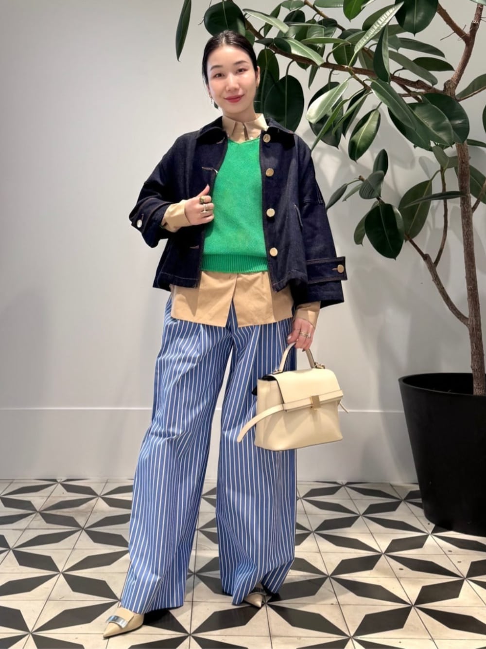 「TOMORROWLAND、トゥモローランド、MACKINTOSH、HUMBIE、別注、ballsey、BACCA、TOMORROWLAND .B、Atelier TOMORROWLAND、デニムジャケット、ブルゾン、ストライプパンツ、グリーン、ボタンダウンシャツ、ニット」｜「Mackintoshの【別注】MACKINTOSH HUMBIE DENIM ジャケット（デニムジャケット、ブルー系）」を使った、Nito_TOMORROWLANDさん（レディース・158cm）の春コーディネートの1枚目の写真