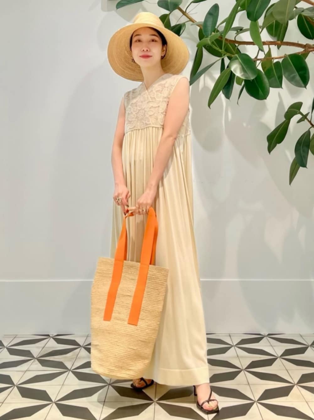 「TOMORROWLAND、トゥモローランド、ballsey、Lola hats、aeyde、エンブロイダリー、マキシ丈ワンピース、ワンピース、大人カジュアル」｜「TOMORROWLAND のコットンジャージー キャミソール（キャミソール、ホワイト系）」を使った、Nito_TOMORROWLANDさん（レディース・158cm）の夏コーディネートの1枚目の写真