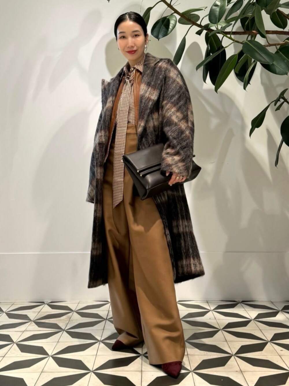「TOMORROWLAND、トゥモローランド、MARTIN GRANT for TOMORROWLAND、MARTIN GRANT、TOMORROWLAND collection、TOMORROWLAND .B、WANDLER、gianvitorossi、ボウタイブラウス、ハンドトゥース、レザージャケット、別注、ワントーンコーデ」｜「TOMORROWLAND collectionのカラーハウンドトゥース ボウタイブラウス（シャツ/ブラウス、レッド系）」を使った、Nito_TOMORROWLANDさん（レディース・158cm）の秋コーディネートの1枚目の写真