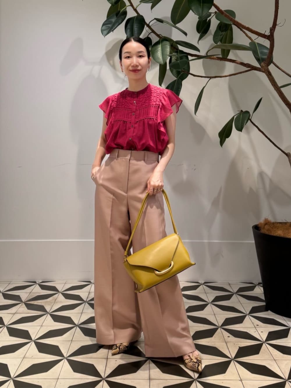 レッド系のシャツ/ブラウス、ピンク系のその他パンツ、ゴールド系のピアス(片耳用)を着用したレディースの夏コーディネートの1枚目の写真