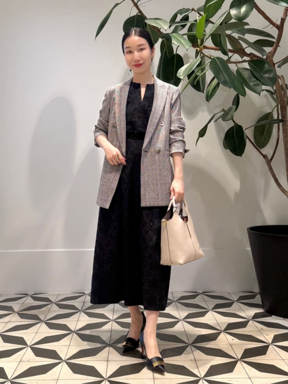 「TOMORROWLAND、TOMORROWLAND collection、トゥモローランド、ballsey、MARIHA、TOD'S、sergio rossi、グレンチェック、ダブルジャケット、エンブロイダリー、エンブロイダリーワンピース、ノースリーブワンピース」｜「TOMORROWLAND のコットンジャージー キャミソール（キャミソール、ブラック系）」を使った、Nito_TOMORROWLANDさん（レディース・158cm）の春コーディネートの1枚目の写真