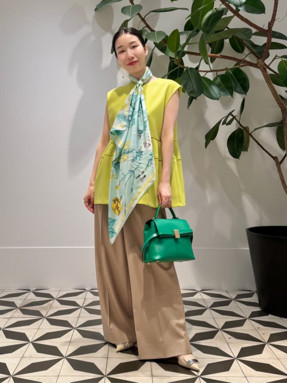 「TOMORROWLAND .B、トゥモローランド、ballsey、Atelier TOMORROWLAND、sergio rossi、manipuri、別注、ノースリーブブラウス、イエロー、スカーフ、スカーフアレンジ、大人カジュアル」｜「TOMORROWLAND のコットンジャージー キャミソール（キャミソール、ホワイト系）」を使った、Nito_TOMORROWLANDさん（レディース・158cm）の春コーディネートの1枚目の写真