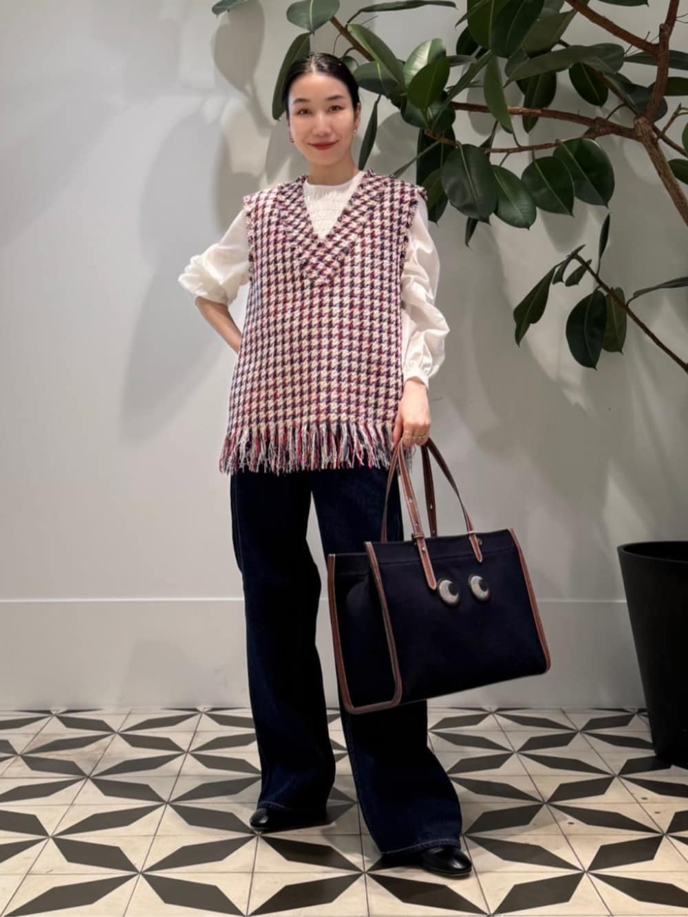 「TOMORROWLAND、トゥモローランド、MACPHEE、ballsey、aeyde、Anya Hindmarch、ツイードベスト、ツイード、ブラウス、デニム、大人カジュアル」｜「TOMORROWLAND のコットンジャージー キャミソール（キャミソール、ホワイト系）」を使った、Nito_TOMORROWLANDさん（レディース・158cm）の夏コーディネートの1枚目の写真