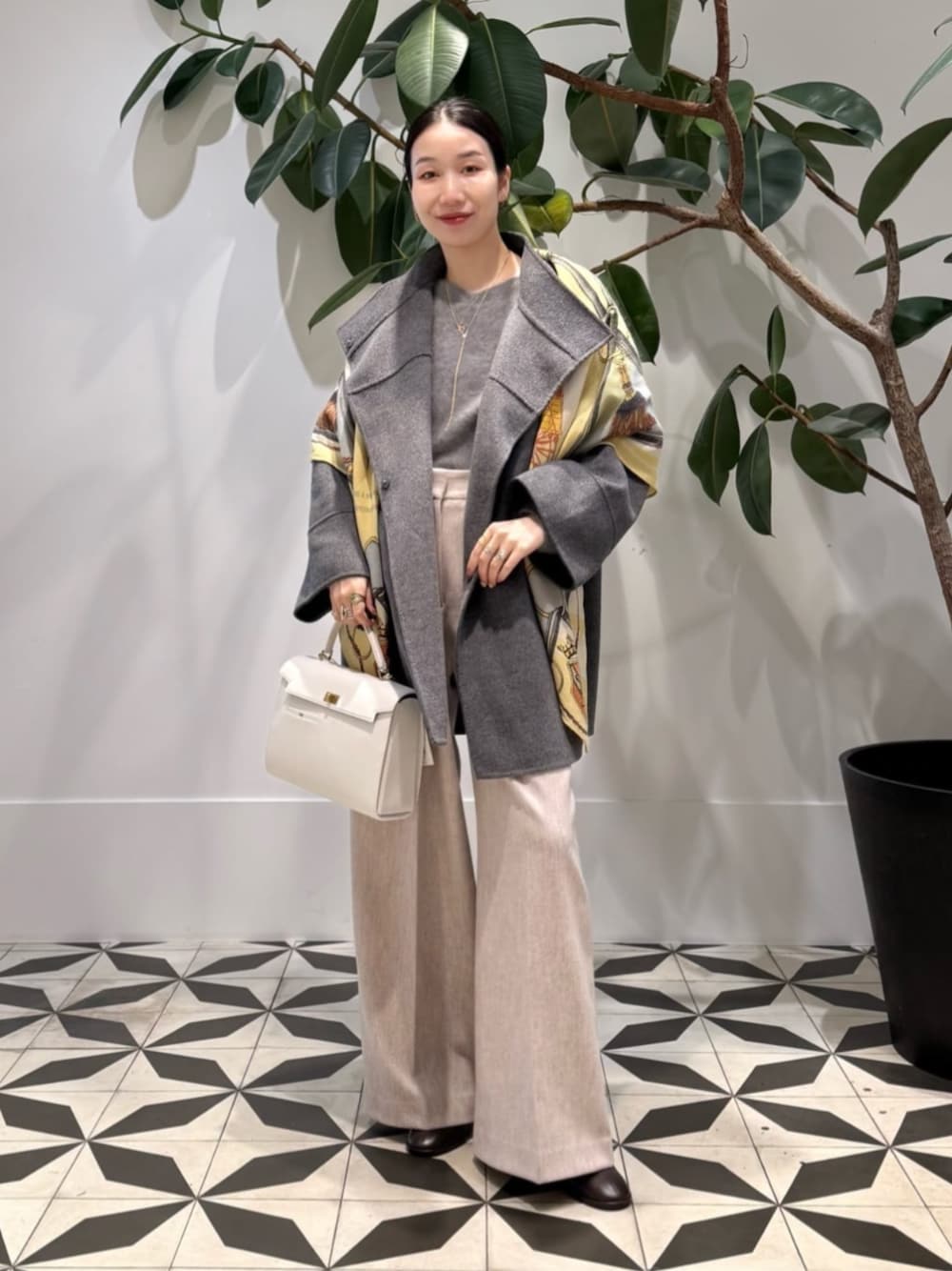 グレー系のその他アウター、グレー系のニット/セーター、グレー系のキャミソールを着用したレディースの秋コーディネートの1枚目の写真