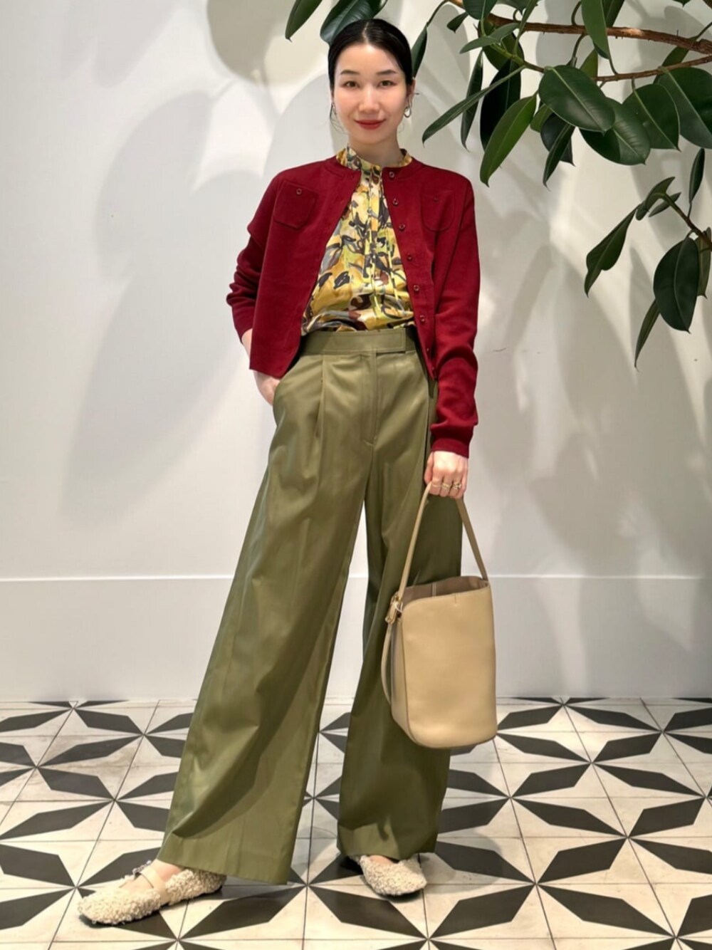 「TOMORROWLAND、トゥモローランド、caban、TOMORROWLAND collection、BACCA、J&M DAVIDSON、カーディガン、ノースリーブブラウス、フラワープリント、ワイドパンツ、タックパンツ、定番」｜「BACCAのinner piece ベロアジャージー カップインキャミソール（Tシャツ/カットソー、グレー系）」を使った、Nito_TOMORROWLANDさん（レディース・158cm）の夏コーディネートの1枚目の写真