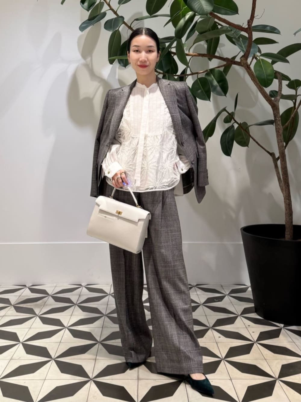 「TOMORROWLAND、TOMORROWLAND collection、トゥモローランド、BACCA、Anya Hindmarch、チェックジャケット、チェックパンツ、セットアップ、エンブロイダリーブラウス、ボウタイブラウス、オフィススタイル、大人カジュアル」｜「BACCAのinner piece ベロアジャージー カップインキャミソール（キャミソール、ホワイト系）」を使った、Nito_TOMORROWLANDさん（レディース・158cm）の夏コーディネートの1枚目の写真