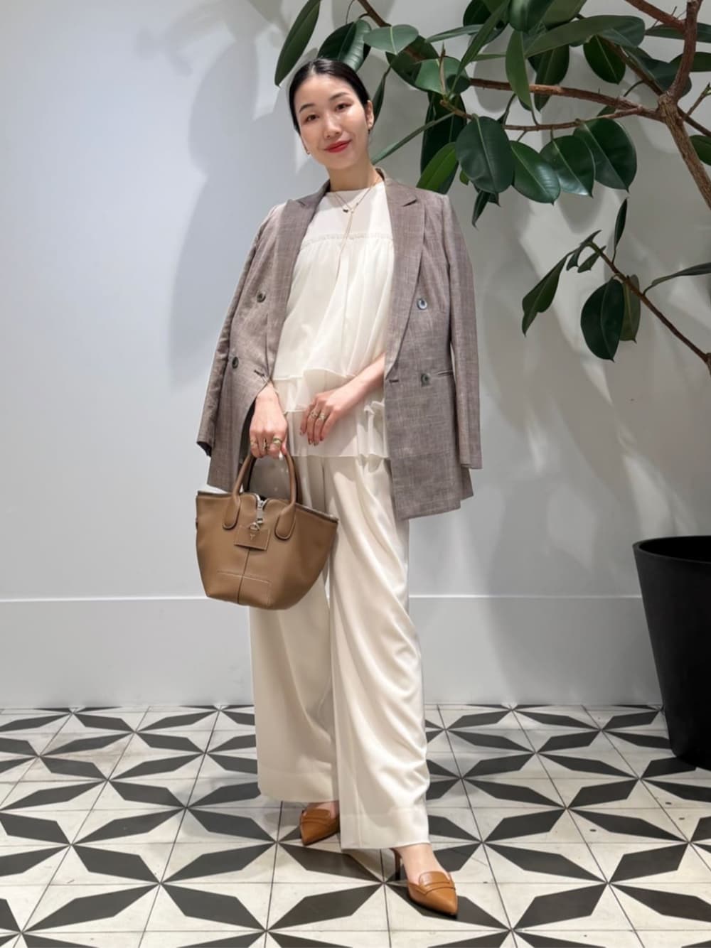 「TOMORROWLAND、TOMORROWLAND collection、トゥモローランド、ballsey、TOD'S、FRANCESCO RUSSO、ダブルジャケット、ティアードブラウス、イージーパンツ、ワイドパンツ、ワントーンコーデ、大人カジュアル」｜「TOMORROWLAND のコットンジャージー キャミソール（キャミソール、ホワイト系）」を使った、Nito_TOMORROWLANDさん（レディース・158cm）の春コーディネートの1枚目の写真
