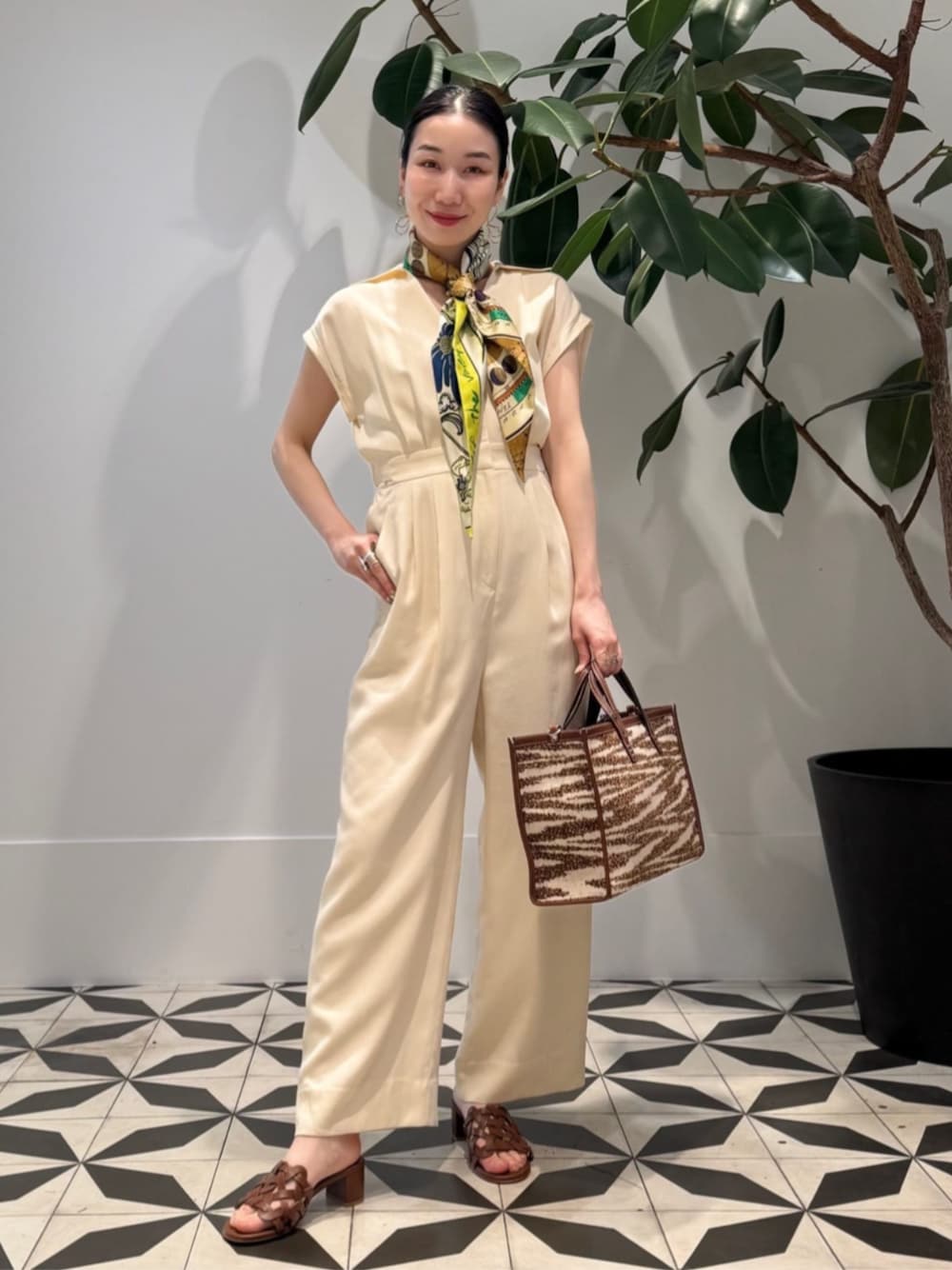「TOMORROWLAND、トゥモローランド、ballsey、manpuri、gianvitorossi、A VACATION、BAR JEWELLERY、オールインワン、スカーフ、スカーフアレンジ、大人カジュアル」｜「TOMORROWLAND のコットンジャージー キャミソール（キャミソール、ホワイト系）」を使った、Nito_TOMORROWLANDさん（レディース・158cm）の春コーディネートの1枚目の写真