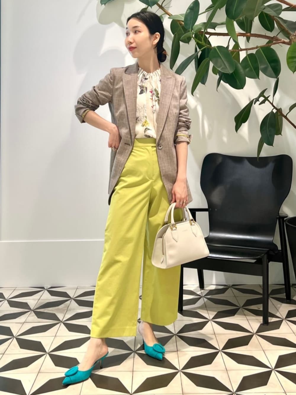 「TOMORROWLAND、トゥモローランド、TOMORROWLAND collection、ballsey、J&M DAVIDSON、METIER、gianvitorossi、チェックジャケット、柄ブラウス、フラワープリント、パフスリーブ、イエロー、オフィスカジュアル」｜「TOMORROWLAND のコットンジャージー キャミソール（キャミソール、ホワイト系）」を使った、Nito_TOMORROWLANDさん（レディース・158cm）の夏コーディネートの1枚目の写真