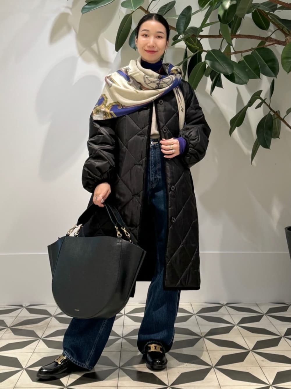 「TOMORROWLAND、トゥモローランド、MACKINTOSH、MACPHEE、ballsey、manipuri、WANDLER、TOD'S、別注、キルティングコート、デニム、ニット」｜「TOMORROWLAND のデニム ワイドストレートパンツ（デニムパンツ、ブルー系）」を使った、Nito_TOMORROWLANDさん（レディース・158cm）の秋コーディネートの1枚目の写真