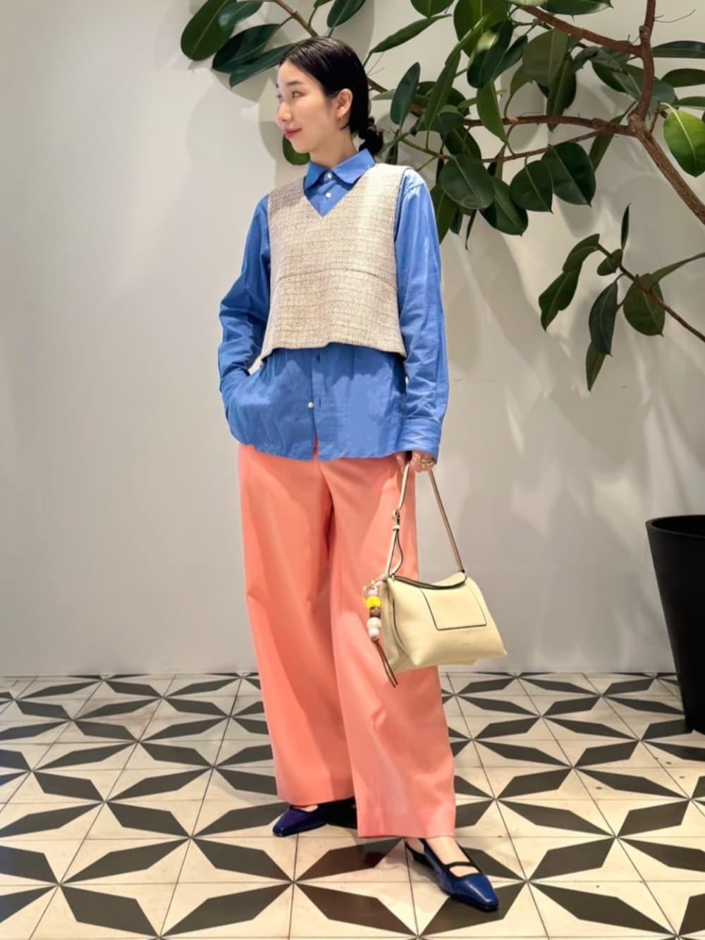 「TOMORROWLAND、トゥモローランド、TOMORROWLAND collection、ballsey、MACPHEE、WANDLER、ツイードベスト、ブルーシャツ、カラーコーデ、カラーパンツ、ピンク、レイヤードスタイル、大人カジュアル」｜「MACPHEEのファインブロード レギュラーカラーシャツ（シャツ/ブラウス、ブルー系）」を使った、Nito_TOMORROWLANDさん（レディース・158cm）の冬コーディネートの1枚目の写真