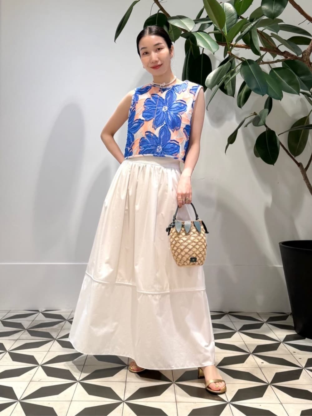 「TOMORROWLAND、TOMORROWLAND collection、トゥモローランド、ballsey、MACPHEE、ELIOU、Anya Hindmarch、ジャカードベスト、ジャカード、フラワーモチーフ、フロンタブル、２ＷＡＹ、タフタスカート、マキシスカート」｜「MACPHEEのクリスピータフタ ギャザーマキシスカート（スカート、ホワイト系）」を使った、Nito_TOMORROWLANDさん（レディース・158cm）の夏コーディネートの1枚目の写真