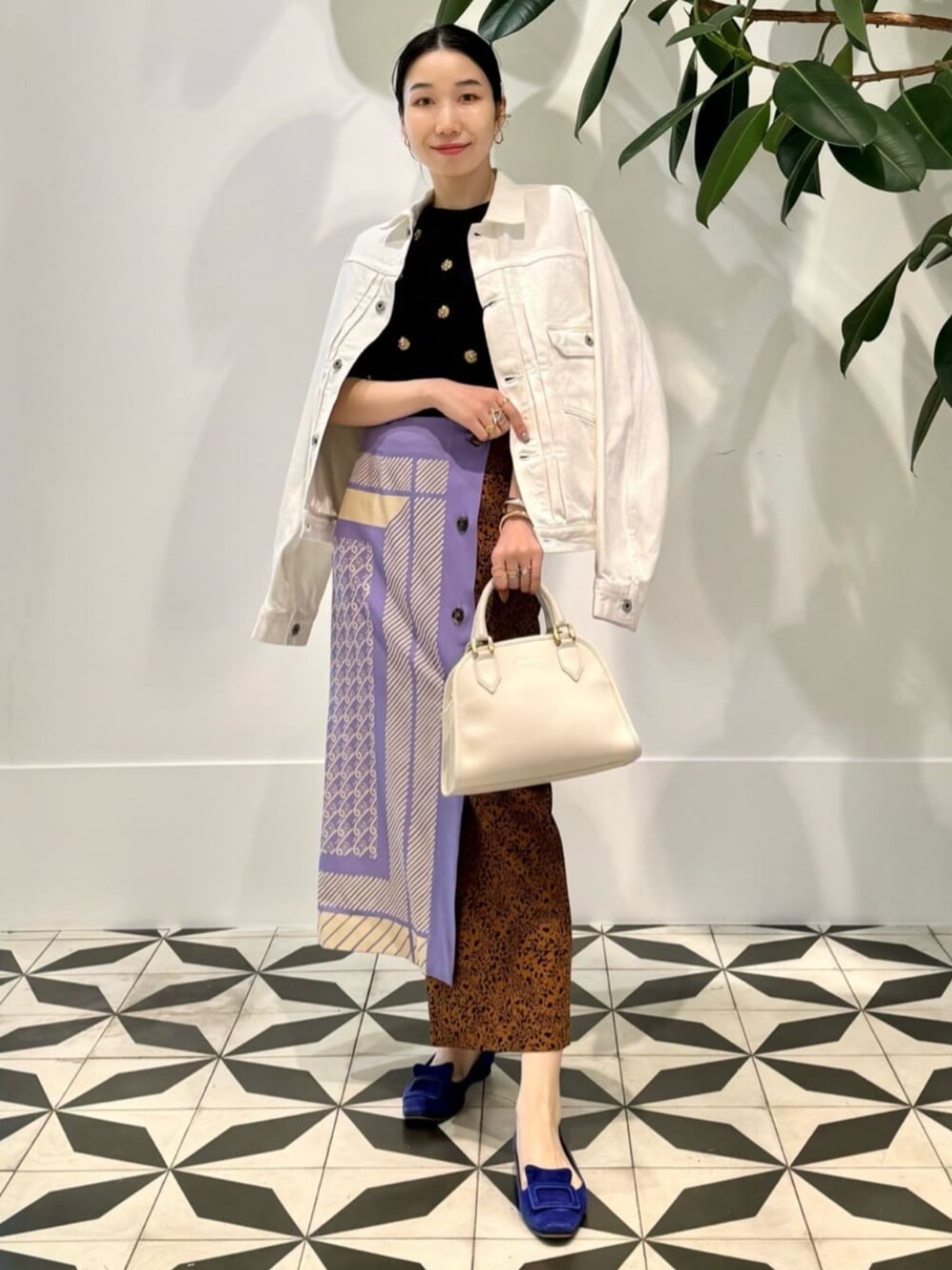 「TOMORROWLAND、トゥモローランド、UNION LAUNCH、MACPHEE、ballsey、MANTERO、J&M DAVIDSON、ラップスカート、アシンメトリースカート、ビジューニット、エンブロイダリー、半袖ニット、デニムジャケット、ホワイトデニム」｜「TOMORROWLAND のコットンジャージー キャミソール（キャミソール、ホワイト系）」を使った、Nito_TOMORROWLANDさん（レディース・158cm）の夏コーディネートの1枚目の写真