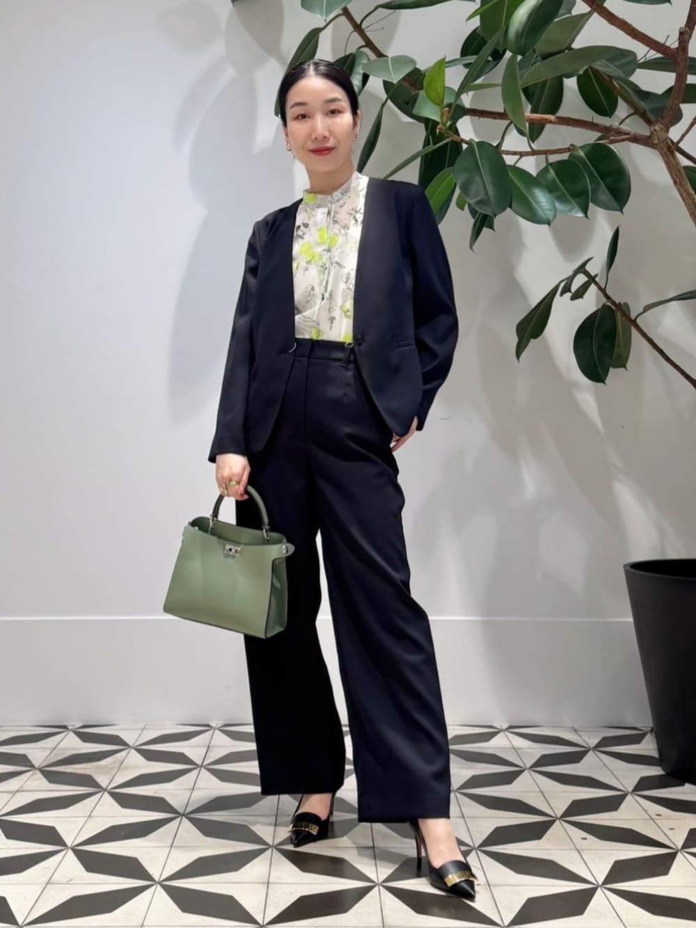 「TOMORROWLAND、TOMORROWLAND collection、トゥモローランド、ballsey、sergio rossi、MICHINO PARIS、フラワープリント、柄ブラウス、ノースリーブブラウス、セットアップ、オフィススタイル、セレモニー、オケージョン、ノーカラージャケット」｜「TOMORROWLAND のコットンジャージー キャミソール（キャミソール、ホワイト系）」を使った、Nito_TOMORROWLANDさん（レディース・158cm）の夏コーディネートの1枚目の写真