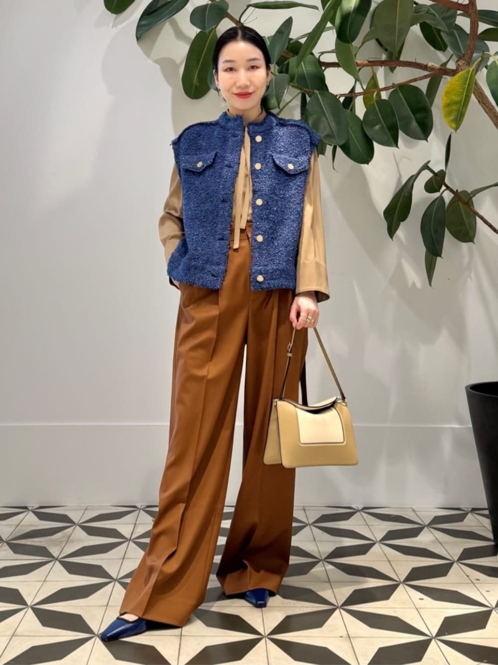 「TOMORROWLAND、トゥモローランド、ballsey、TOMORROWLAND .B、ニットベスト、ツイードベスト、タックパンツ、ワイドパンツ、ボウタイブラウス、ブラウス、大人カジュアル」｜「TOMORROWLAND .BのTOMORROWLAND .B CANONICOウール 2タックワイドパンツ（その他パンツ、ブラウン系）」を使った、Nito_TOMORROWLANDさん（レディース・158cm）の冬コーディネートの1枚目の写真