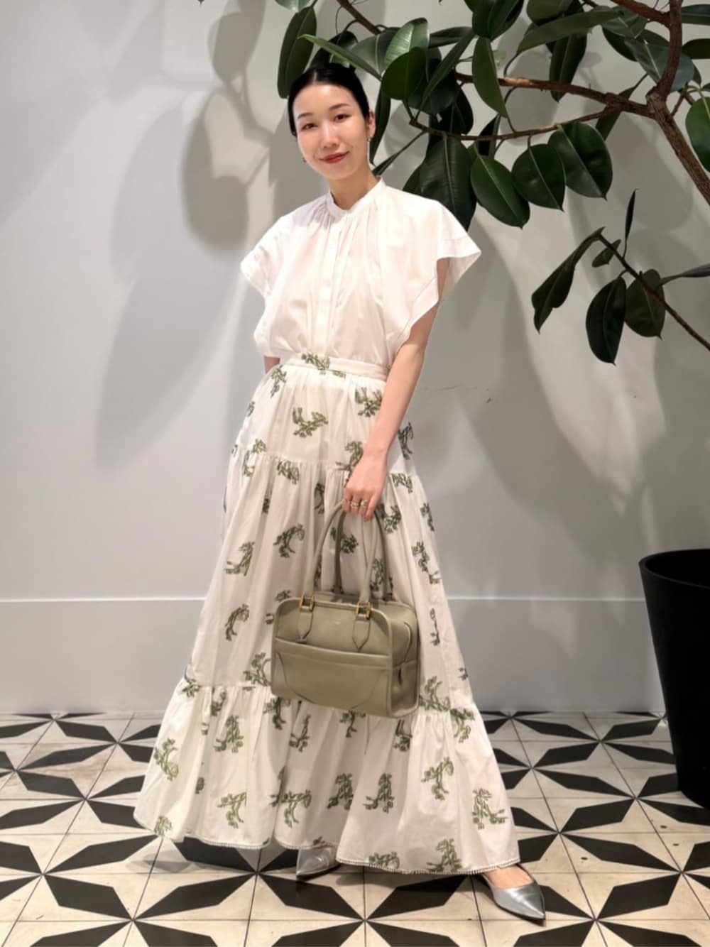 「TOMORROWLAND、トゥモローランド、TOMORROWLAND collection、ballsey、ERDEM、J&M DAVIDSON、LIE STUDIO、ワントーンコーデ、柄スカート」｜「TOMORROWLAND のコットンジャージー キャミソール（キャミソール、ホワイト系）」を使った、Nito_TOMORROWLANDさん（レディース・158cm）の夏コーディネートの1枚目の写真