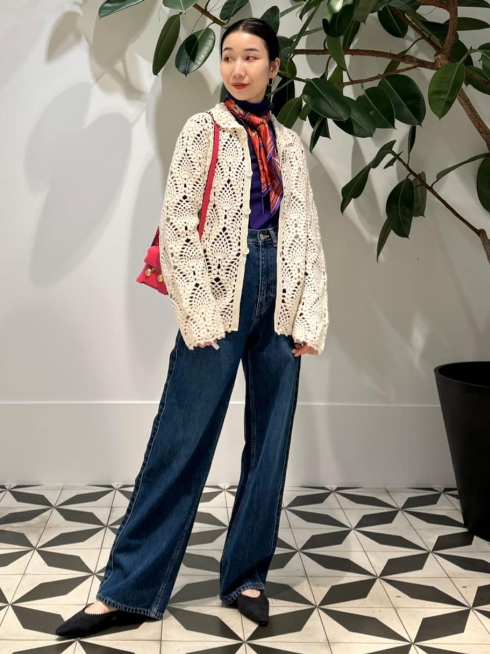 「TOMORROWLAND、トゥモローランド、ballsey、MACPHEE、manipuri、MARNI、NEBULONIE、ハンドニット、クロシェ、クロシェニット、カーディガン、パープル、デニム」｜「NEBULONI EのNEBULONI E. スリングバックシューズ（パンプス、ブルー系）」を使った、Nito_TOMORROWLANDさん（レディース・158cm）の秋コーディネートの1枚目の写真