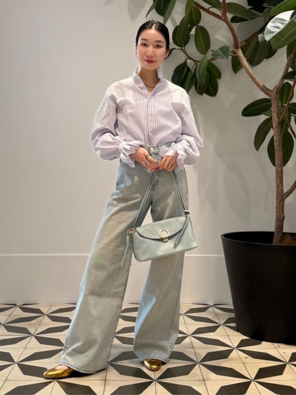 「TOMORROWLAND、トゥモローランド、BOURRIENNE、Bourrienne Paris X、TU ES MON TORESOR、FRANCESCO RUSSO、Atelier TOMORROWLAND、ballsey、LIE STUDIO、スタンドカラーシャツ、ストライプシャツ、デニム、ワントーンコーデ」｜「TOMORROWLAND のコットンジャージー キャミソール（キャミソール、ホワイト系）」を使った、Nito_TOMORROWLANDさん（レディース・158cm）の春コーディネートの1枚目の写真