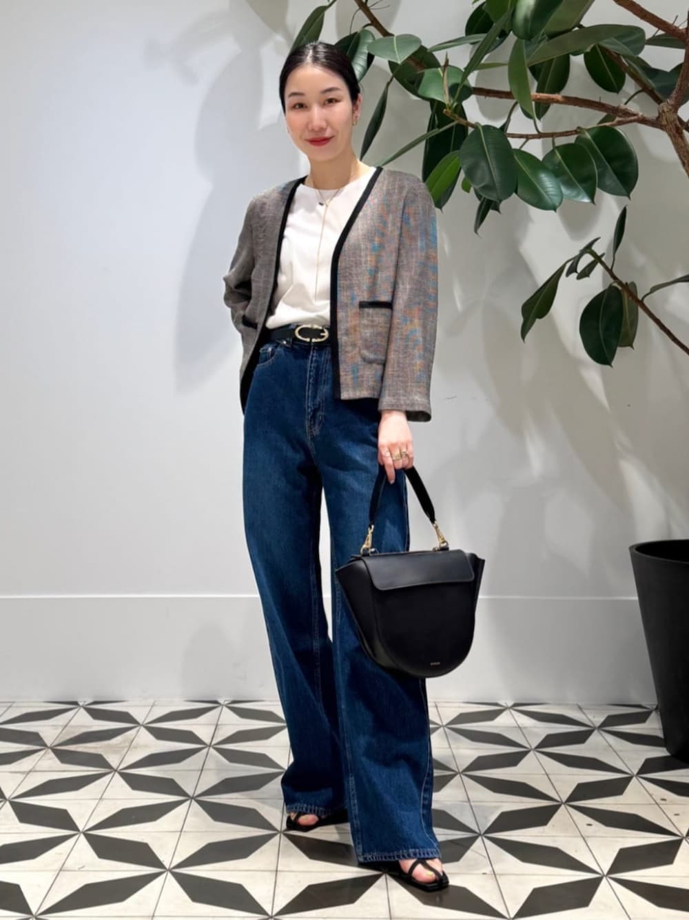 「TOMORROWLAND、TOMORROWLAND collection、トゥモローランド、ATELIER AMBOISE、WANDLER、ノーカラージャケット、デニム、NEOUS、大人カジュアル」｜「TOMORROWLAND のコットンジャージー キャミソール（キャミソール、ホワイト系）」を使った、Nito_TOMORROWLANDさん（レディース・158cm）の夏コーディネートの1枚目の写真