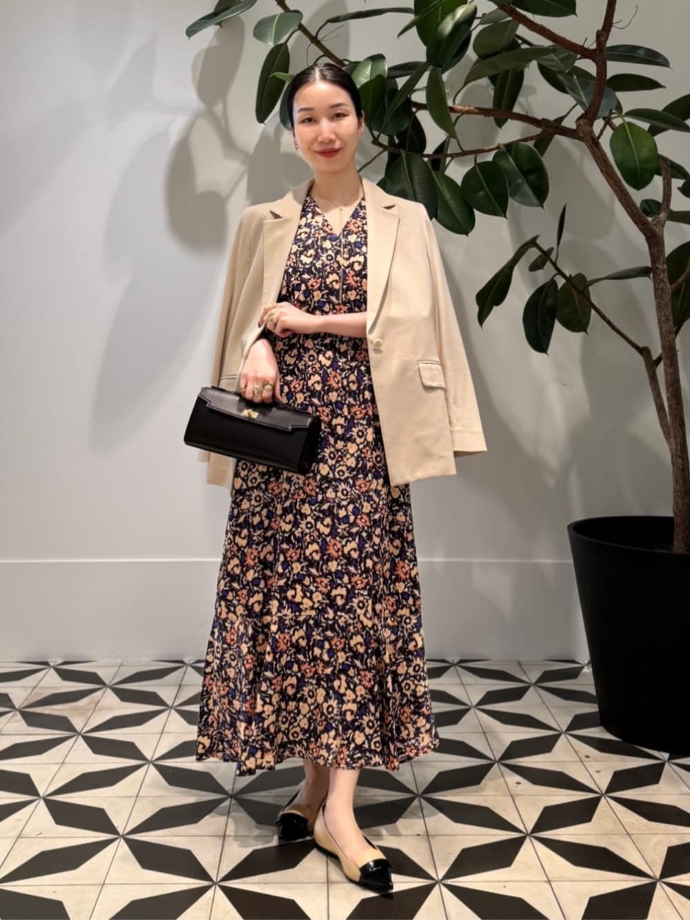 「TOMORROWLAND、トゥモローランド、ballsey、Anya Hindmarch、テーラードジャケット、カシュクールワンピース、柄ワンピース、フラワープリント、大人カジュアル」｜「TOMORROWLAND のコットンジャージー キャミソール（キャミソール、ホワイト系）」を使った、Nito_TOMORROWLANDさん（レディース・158cm）の夏コーディネートの1枚目の写真