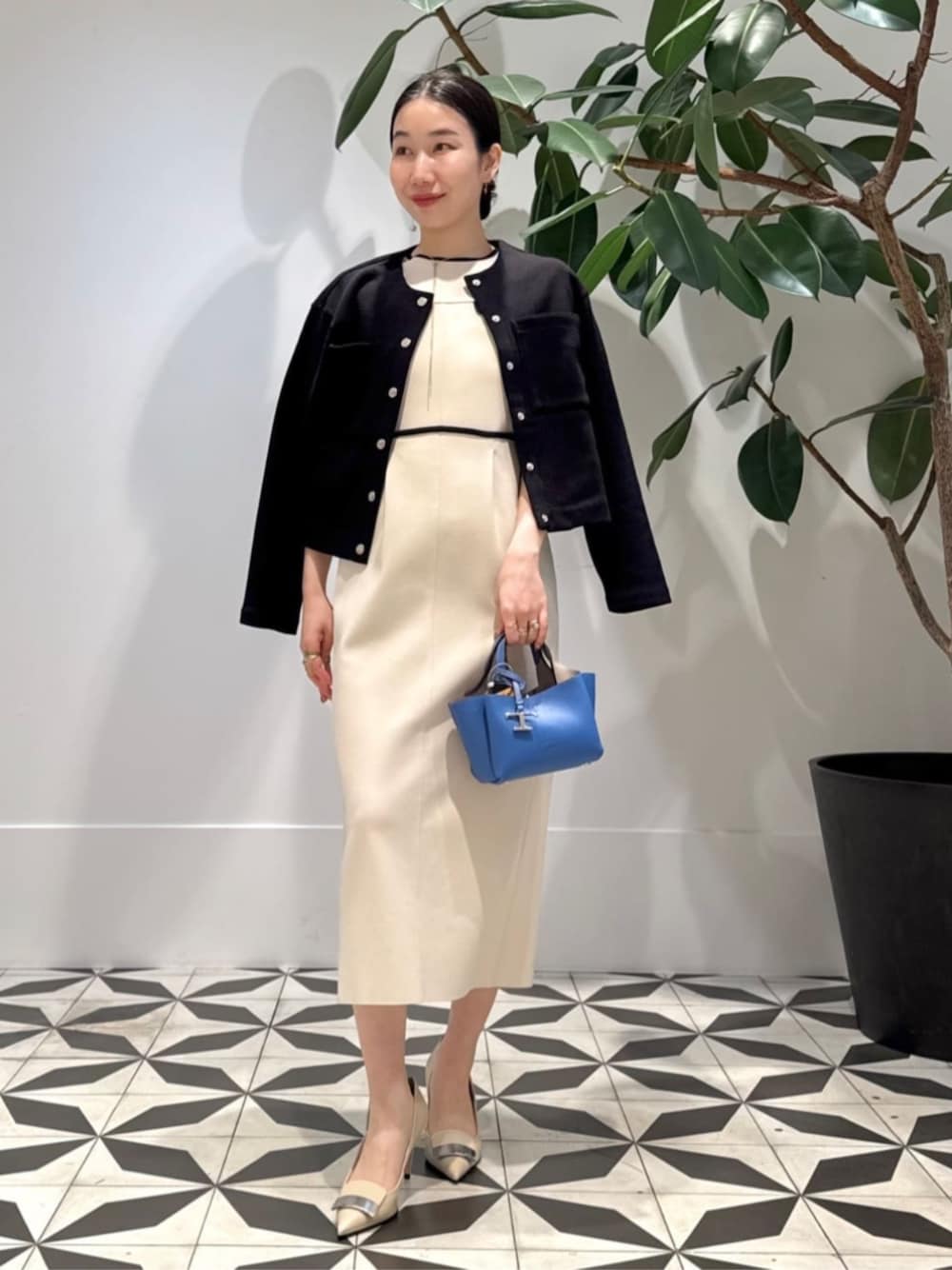 「TOMORROWLAND、トゥモローランド、ballsey、sergio rossi、TOD'S、カーディガン、ワンピース、ミラノリブ、モノトーン、大人カジュアル」｜「BALLSEYのミラノリブ ポケットワンピース（ワンピース、ホワイト系）」を使った、Nito_TOMORROWLANDさん（レディース・158cm）の春コーディネートの1枚目の写真