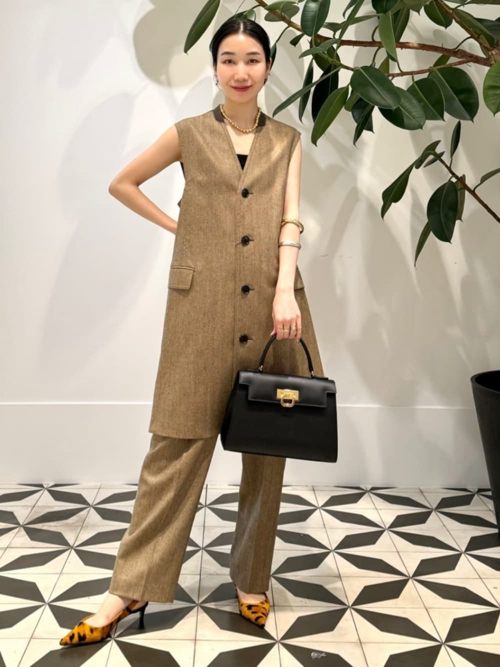 「TOMORROWLAND、トゥモローランド、MACPHEE、ballsey、LIE STUDIO、pellico、CARBOTTI、ジレ、ロングジレ、ジレセットアップ、ハラコシューズ、マニッシュ」｜「TOMORROWLAND のコットンジャージー キャミソール（キャミソール、ブラック系）」を使った、Nito_TOMORROWLANDさん（レディース・158cm）の秋コーディネートの1枚目の写真