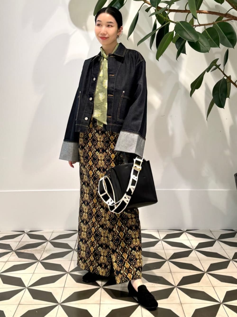「TOMORROWLAND、トゥモローランド、MACPHEE、TOMORROWLAND collection、ballsey、NEBULONIE、MARNI、ジャカードスカート、ジャカードブラウス、フラワープリント、シアーシャツ、柄スカート、デニムジャケット、大人カジュアル」｜「TOMORROWLAND のコットンジャージー キャミソール（キャミソール、ホワイト系）」を使った、Nito_TOMORROWLANDさん（レディース・158cm）の夏コーディネートの1枚目の写真