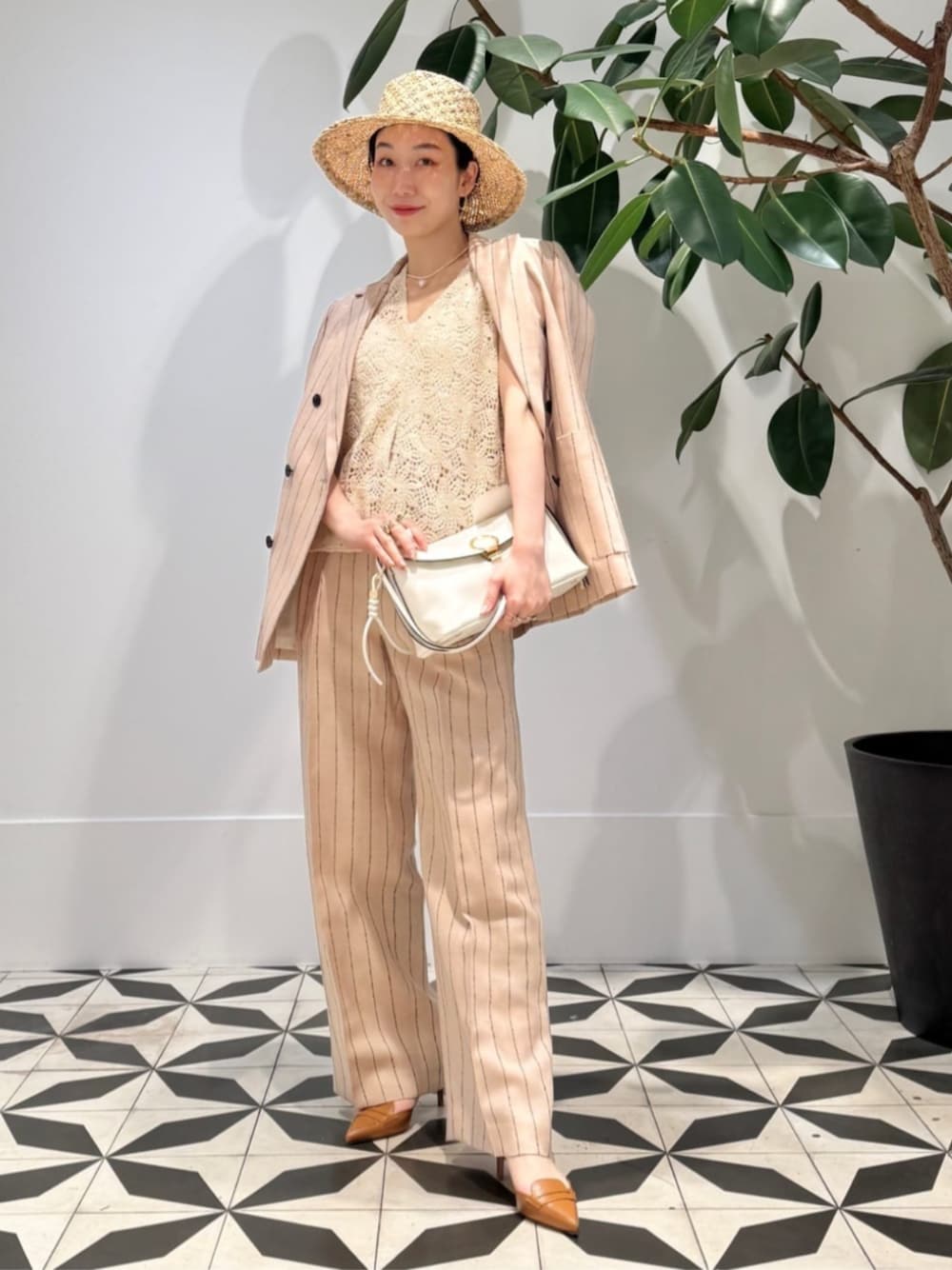 「TOMORROWLAND、トゥモローランド、MACPHEE、ballsey、La Maison de lyllis、r.alagan、Charlotte Chesnais、Atelier TOMORROWLAND、FRANCESCO RUSSO、ストライプジャケット、セットアップ、ワントーンコーデ、大人カジュアル」｜「TOMORROWLAND のコットンジャージー キャミソール（キャミソール、ホワイト系）」を使った、Nito_TOMORROWLANDさん（レディース・158cm）の春コーディネートの1枚目の写真